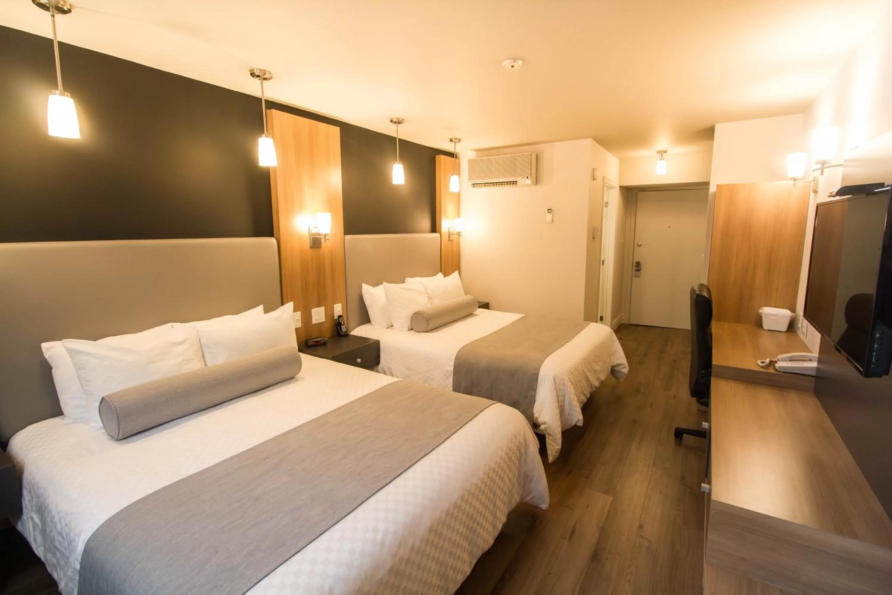 Photo of the whole room, Bed in Hôtel Marineau Shawinigan