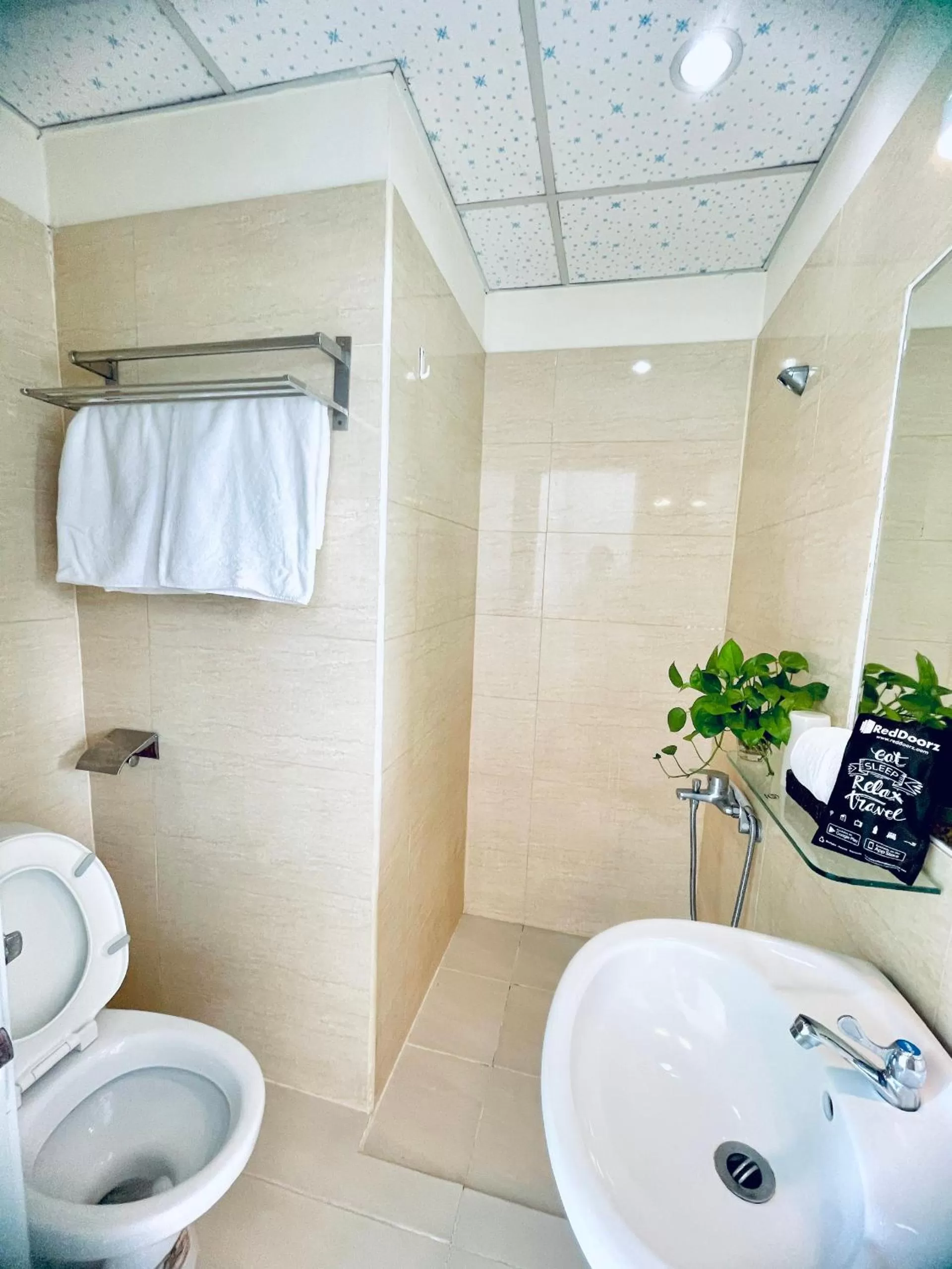 Toilet in Marieline Hotel Pham Ngu Lao