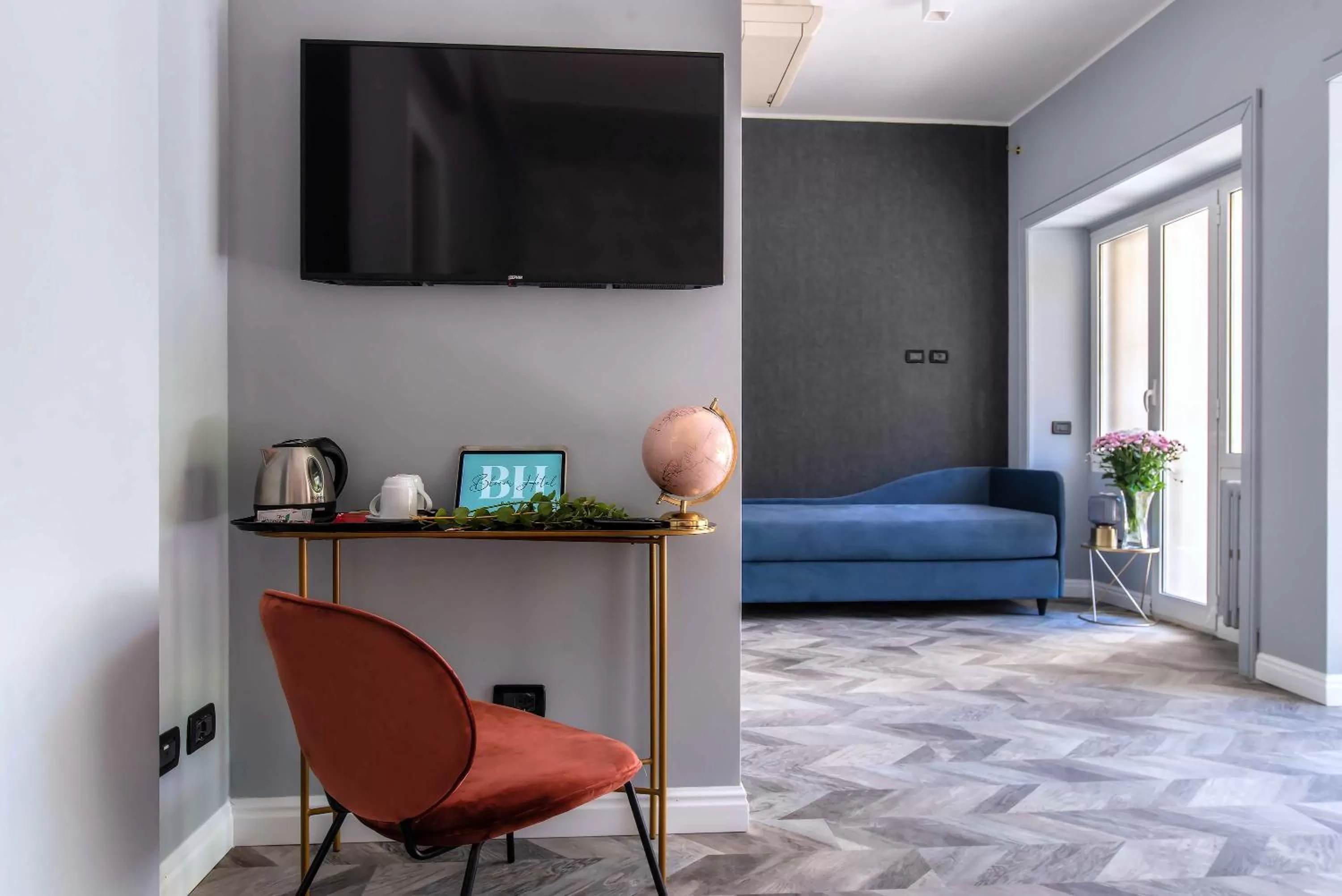 TV and multimedia in Bloom Hotel Rome