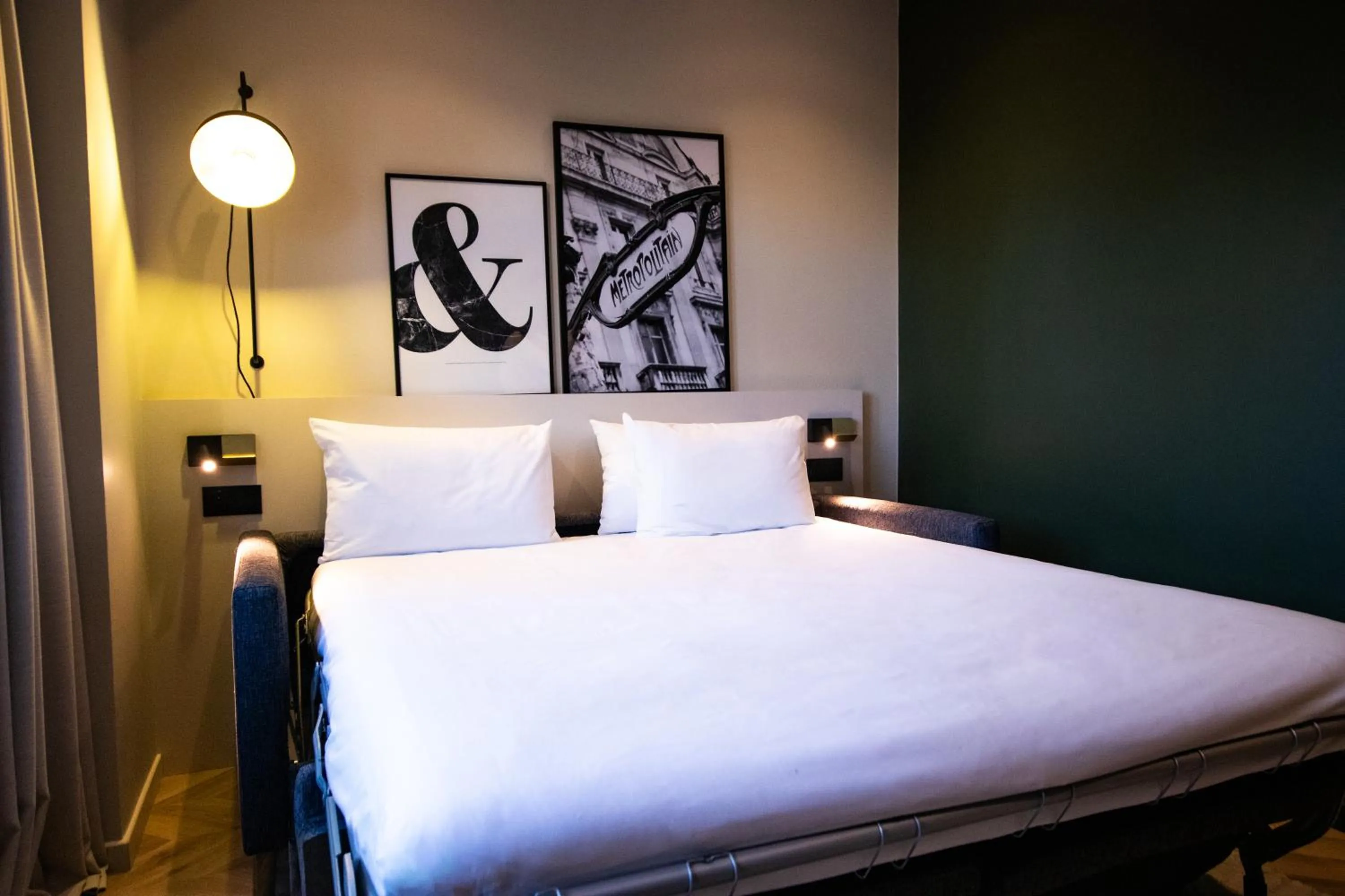 Bed in Mercure Paris Tour Eiffel Pont Mirabeau