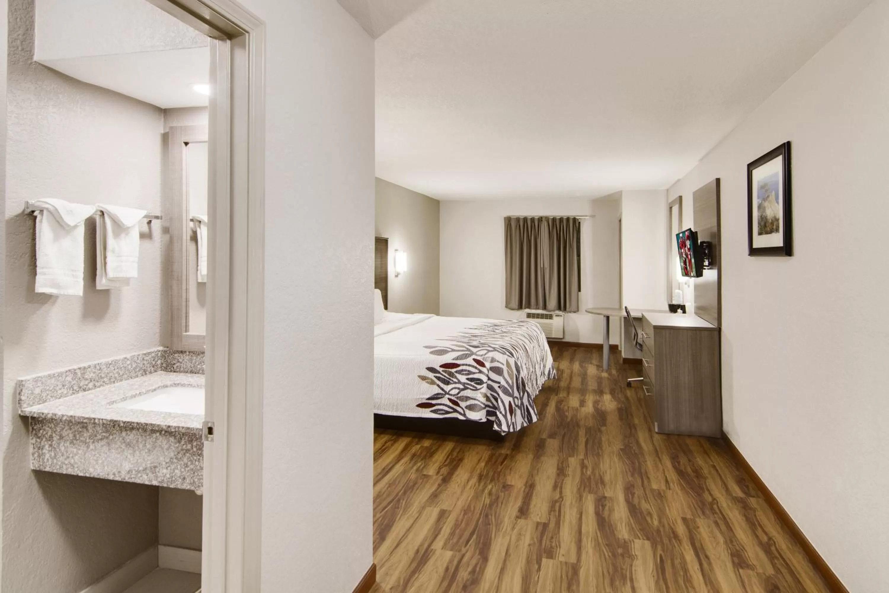 Photo of the whole room, Bed in Red Roof Inn & Suites Pensacola-NAS Corry