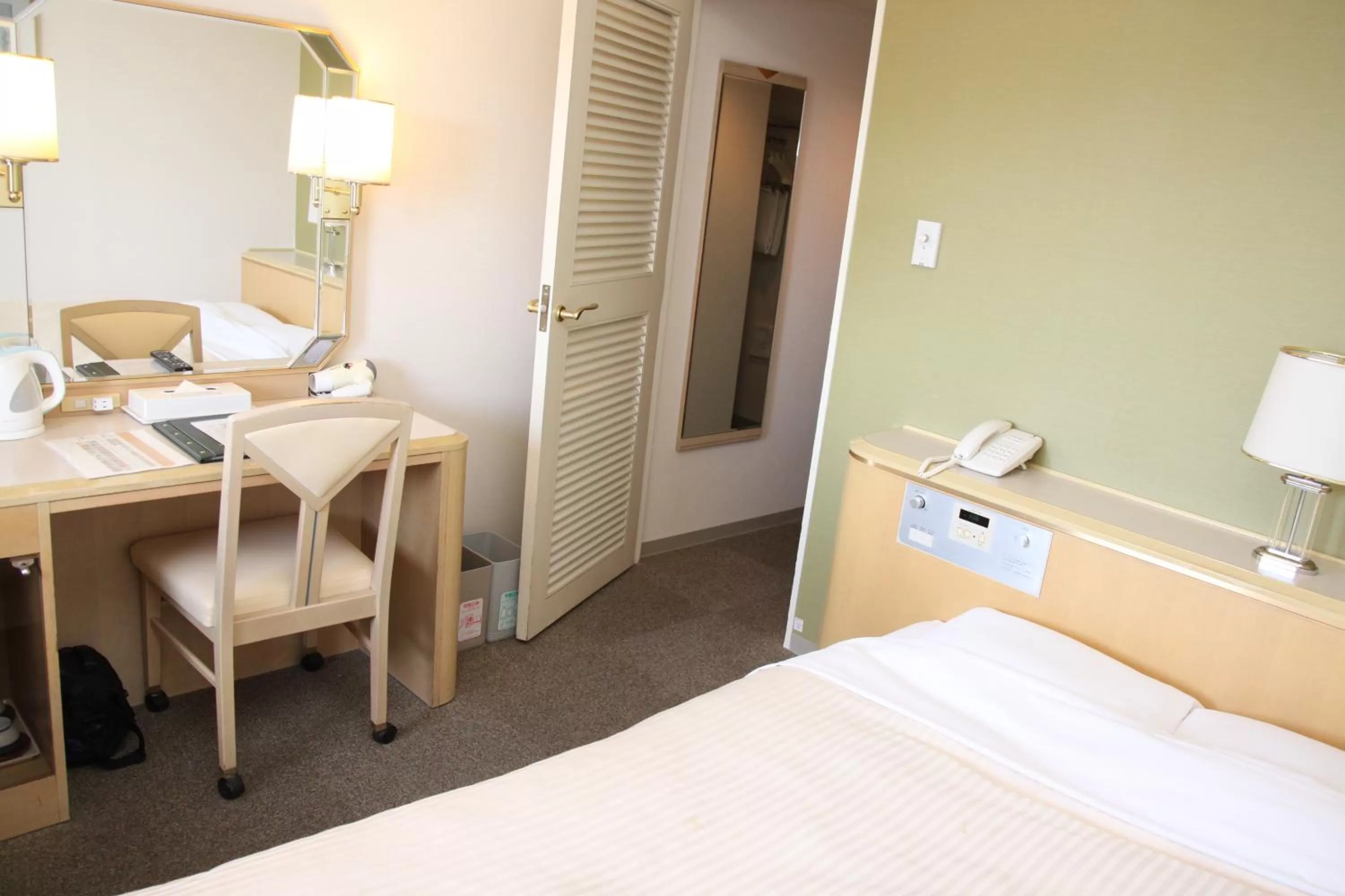 Double Room with Small Double Bed - Smoking in Shin Osaka Washington Hotel Plaza