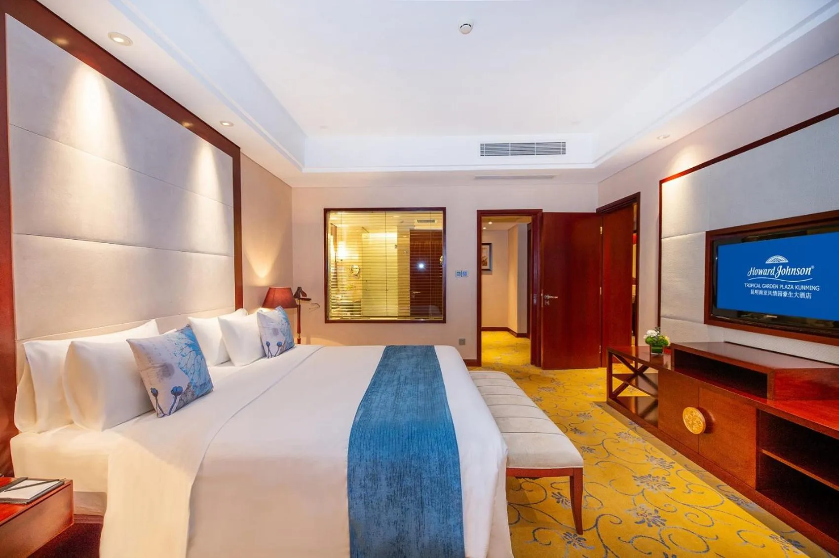 Photo of the whole room, Bed in Howard Johnson Tropical Garden Plaza Kunming Chenggong