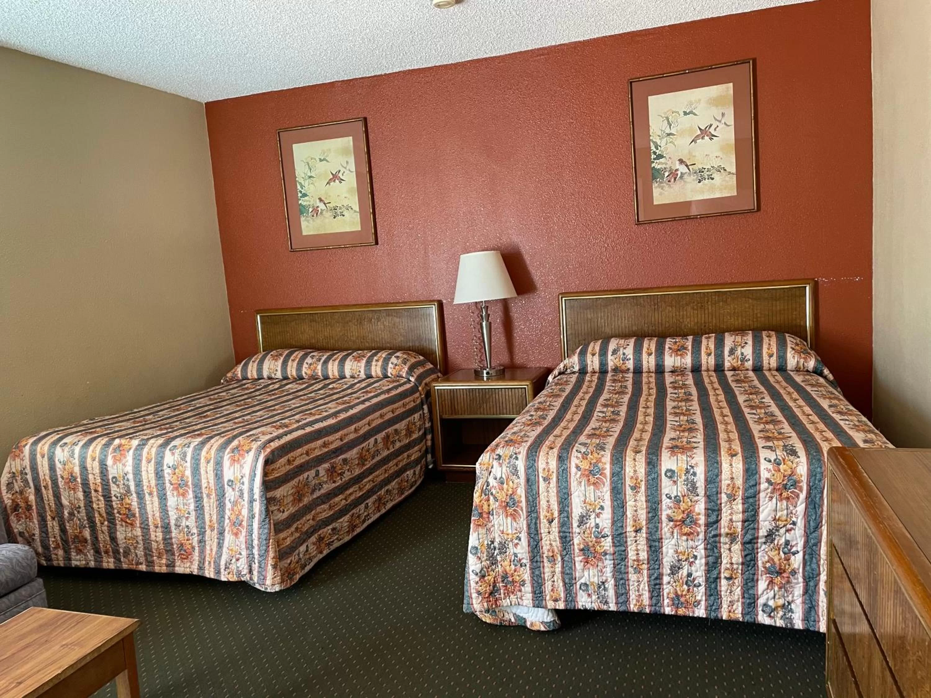 Queen Room with Two Queen Beds, Mobility Access and Bathtub with Grab Bars, Non-Smoking in Howard Johnson by Wyndham Ridgecrest, CA