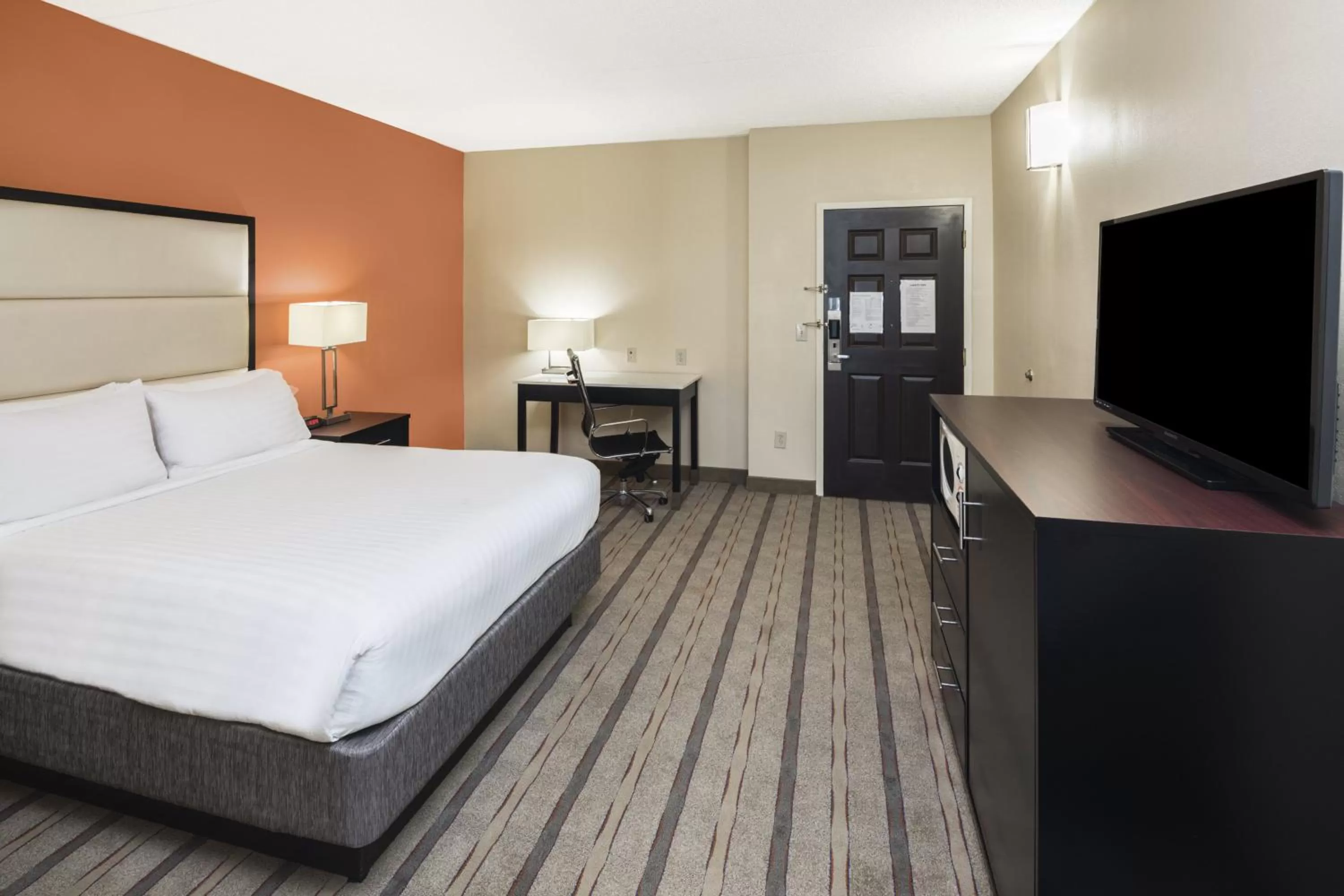 Photo of the whole room, Bed in Holiday Inn Express & Suites Atlanta NE- Duluth by IHG