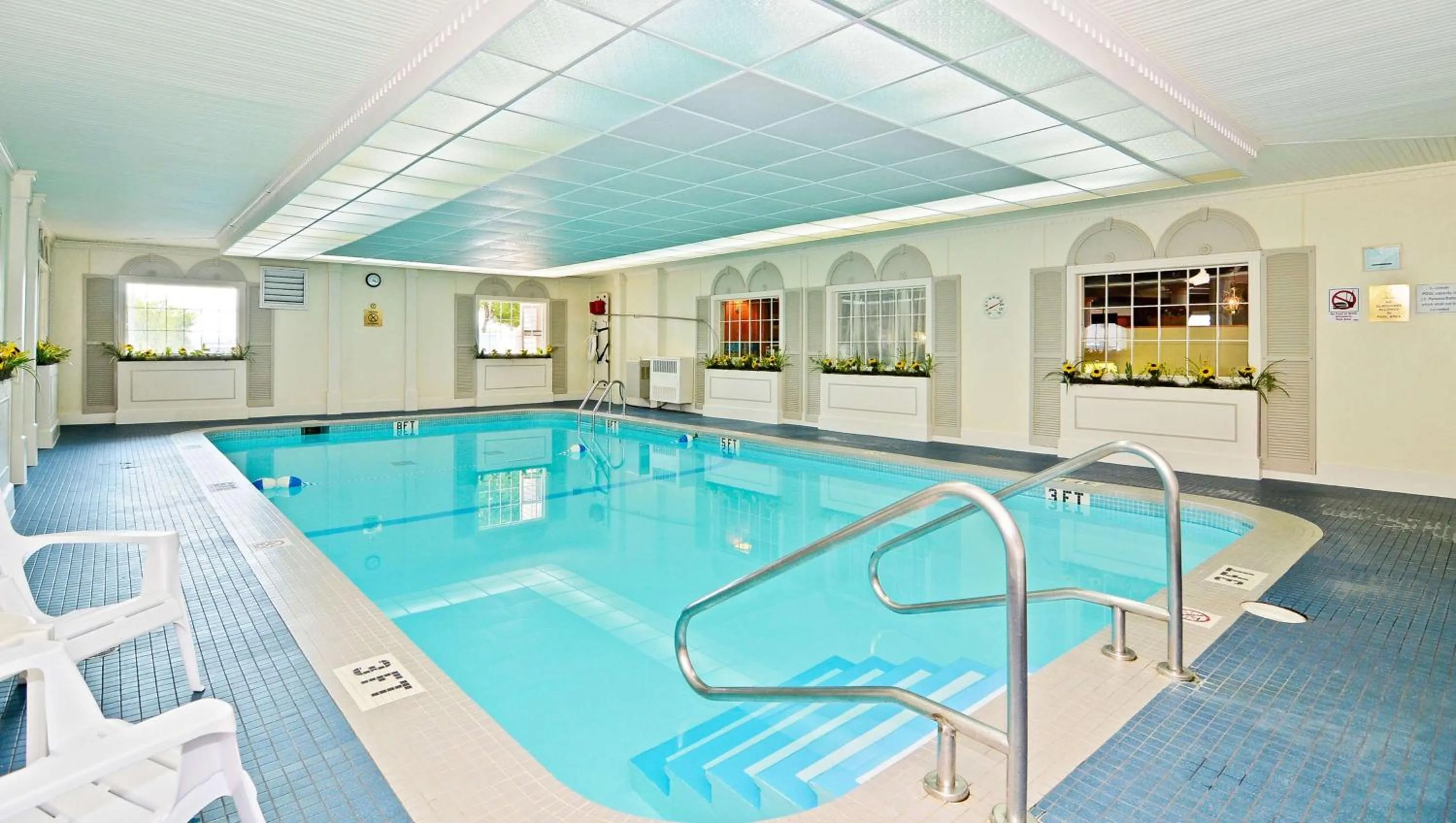Swimming pool in Magnuson Grand Pioneer Inn and Suites