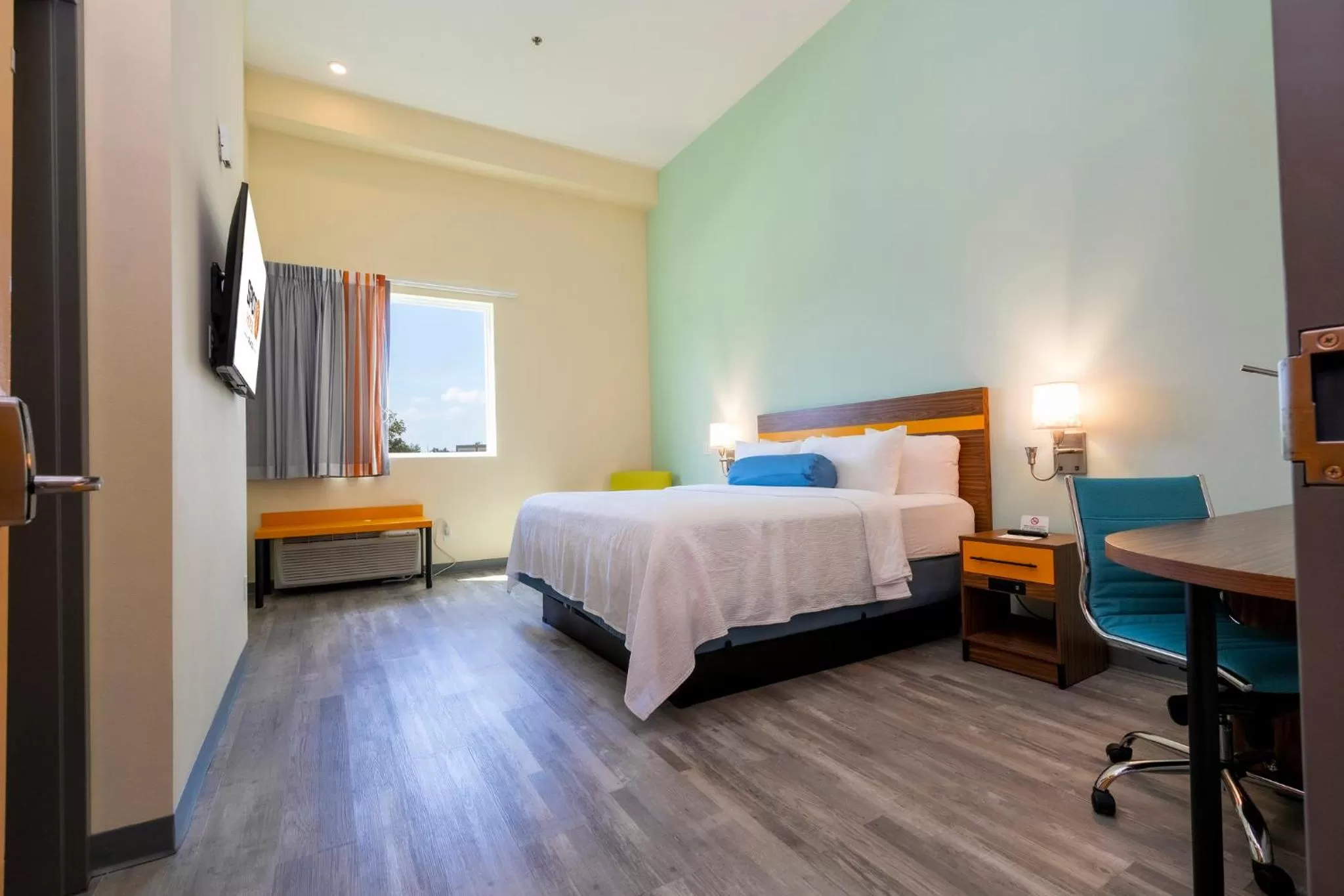 Photo of the whole room, Bed in SPOT X Hotel Orlando Intl Dr by The Red Collection