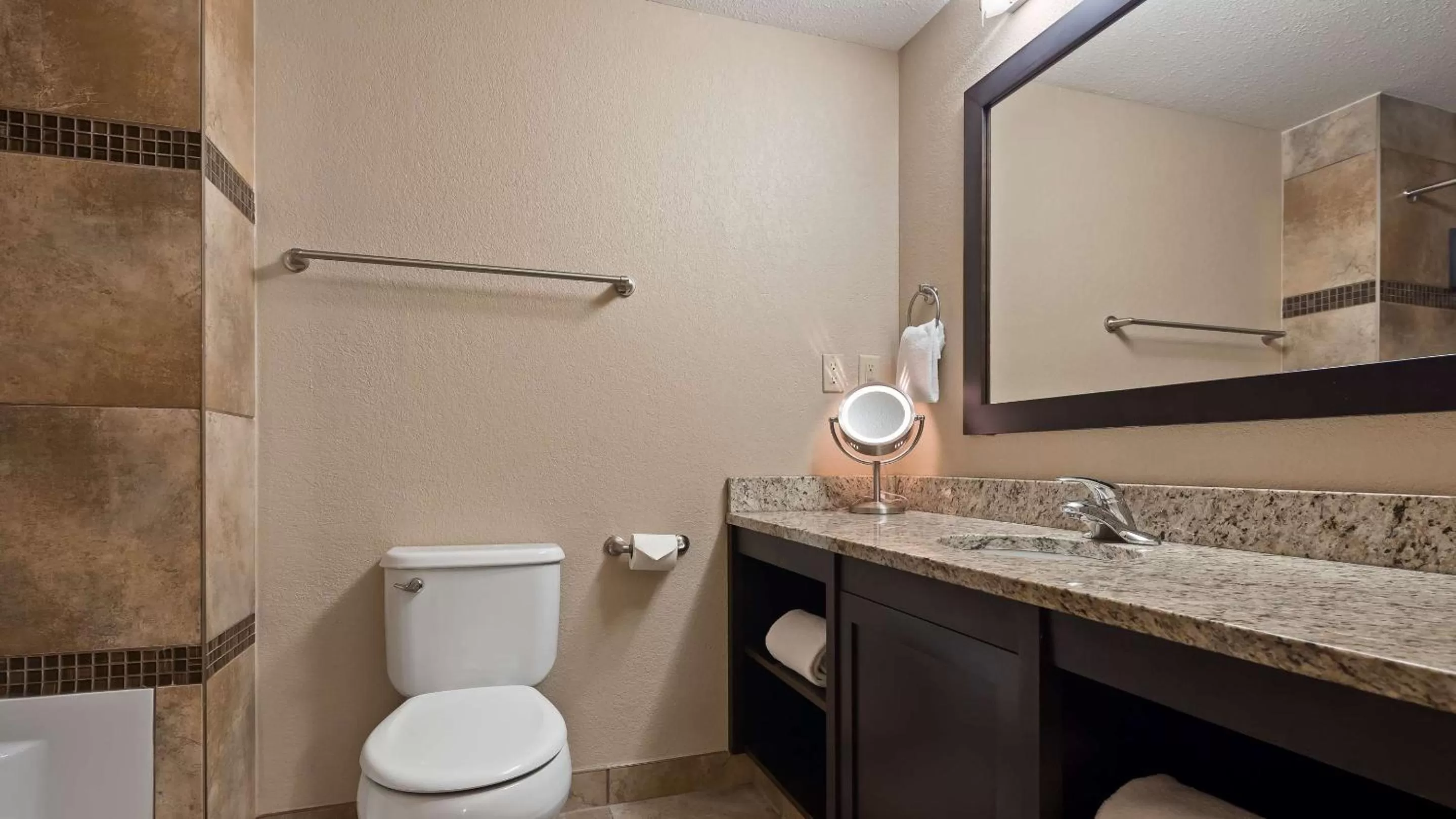 Queen Suite with Two Queen Beds in Best Western Plus Kamloops Hotel