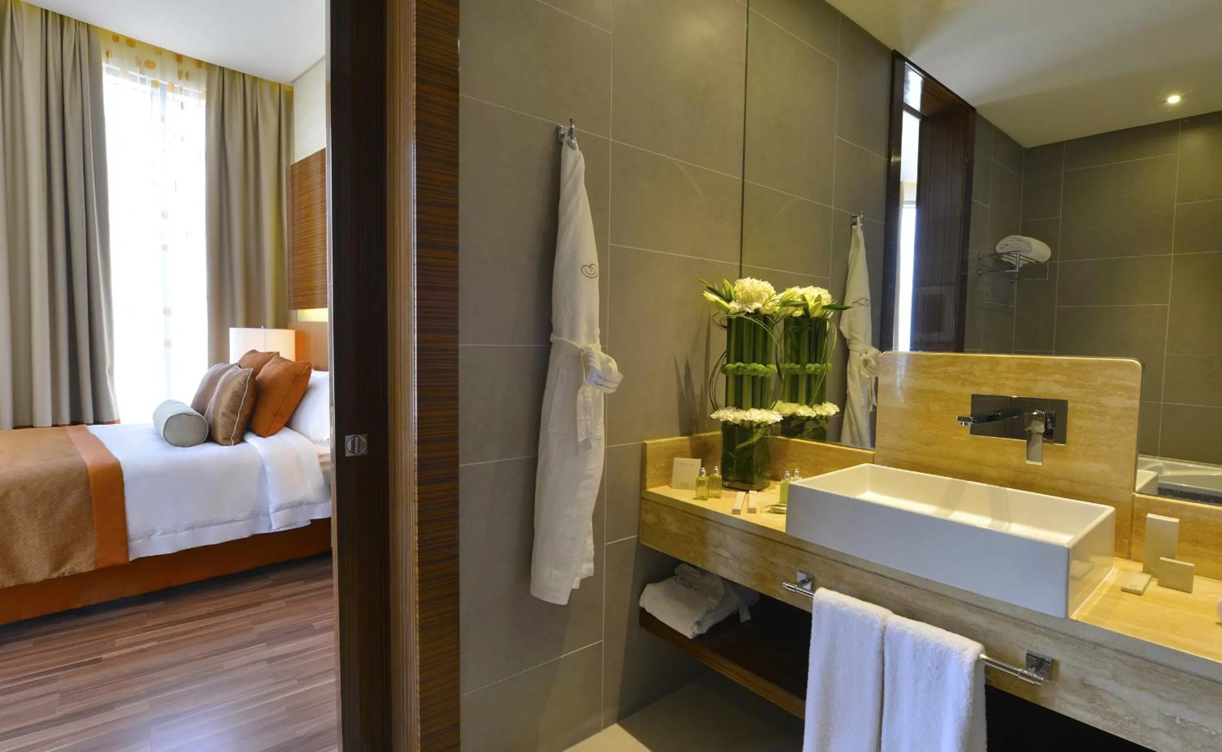 Bathroom, Bed in Fraser Suites Diplomatic Area Bahrain