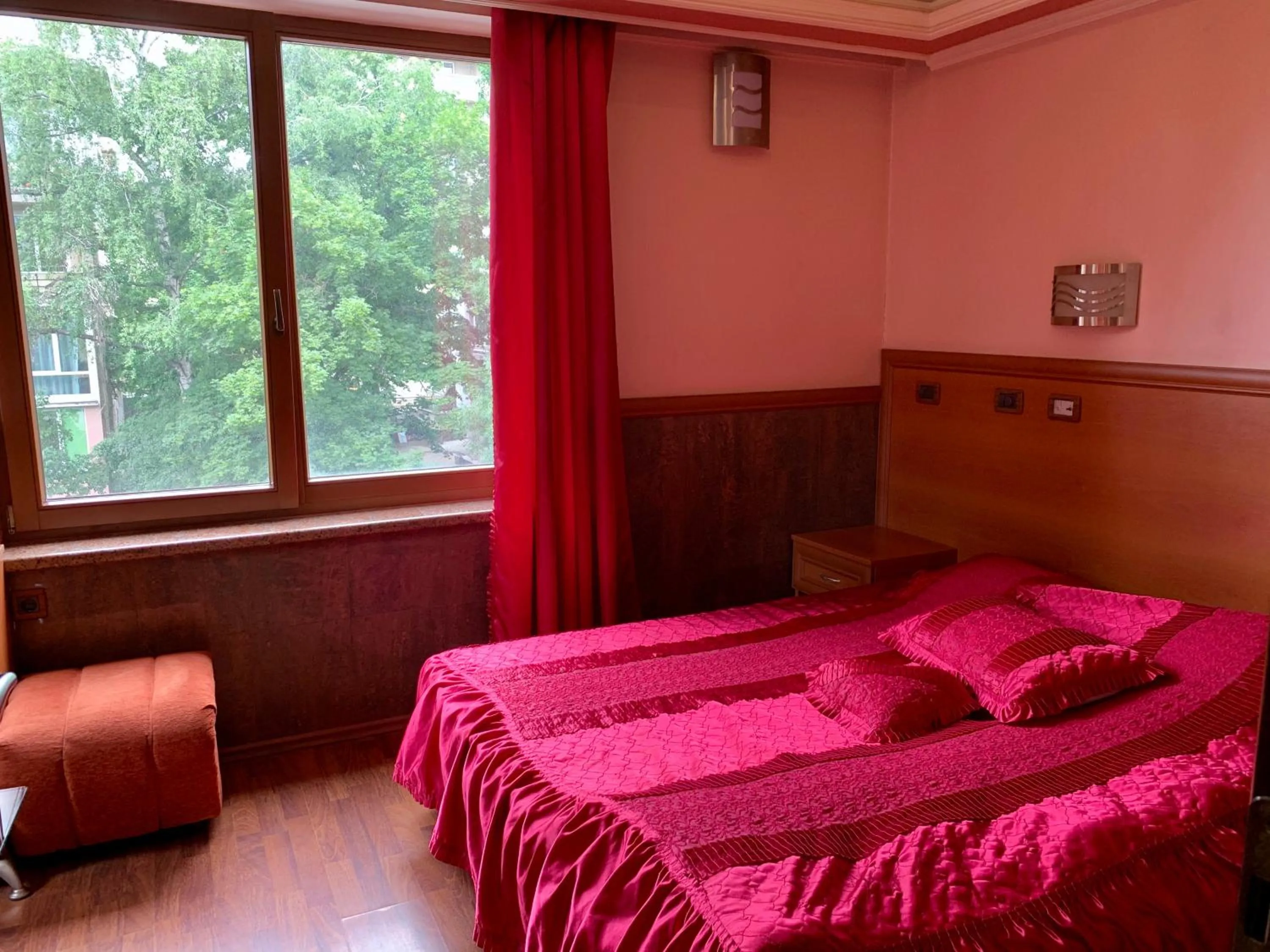 Bedroom, Bed in California Hotel