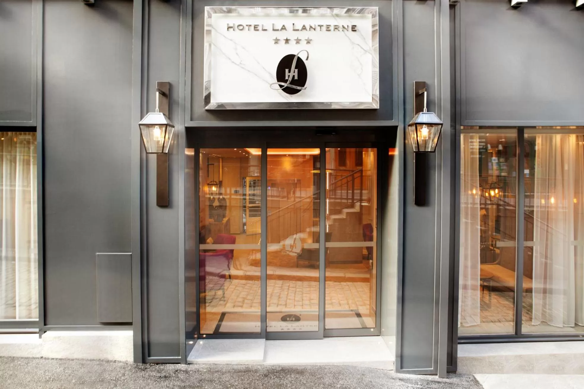 Facade/entrance in Hotel La Lanterne & Spa By Timhotel