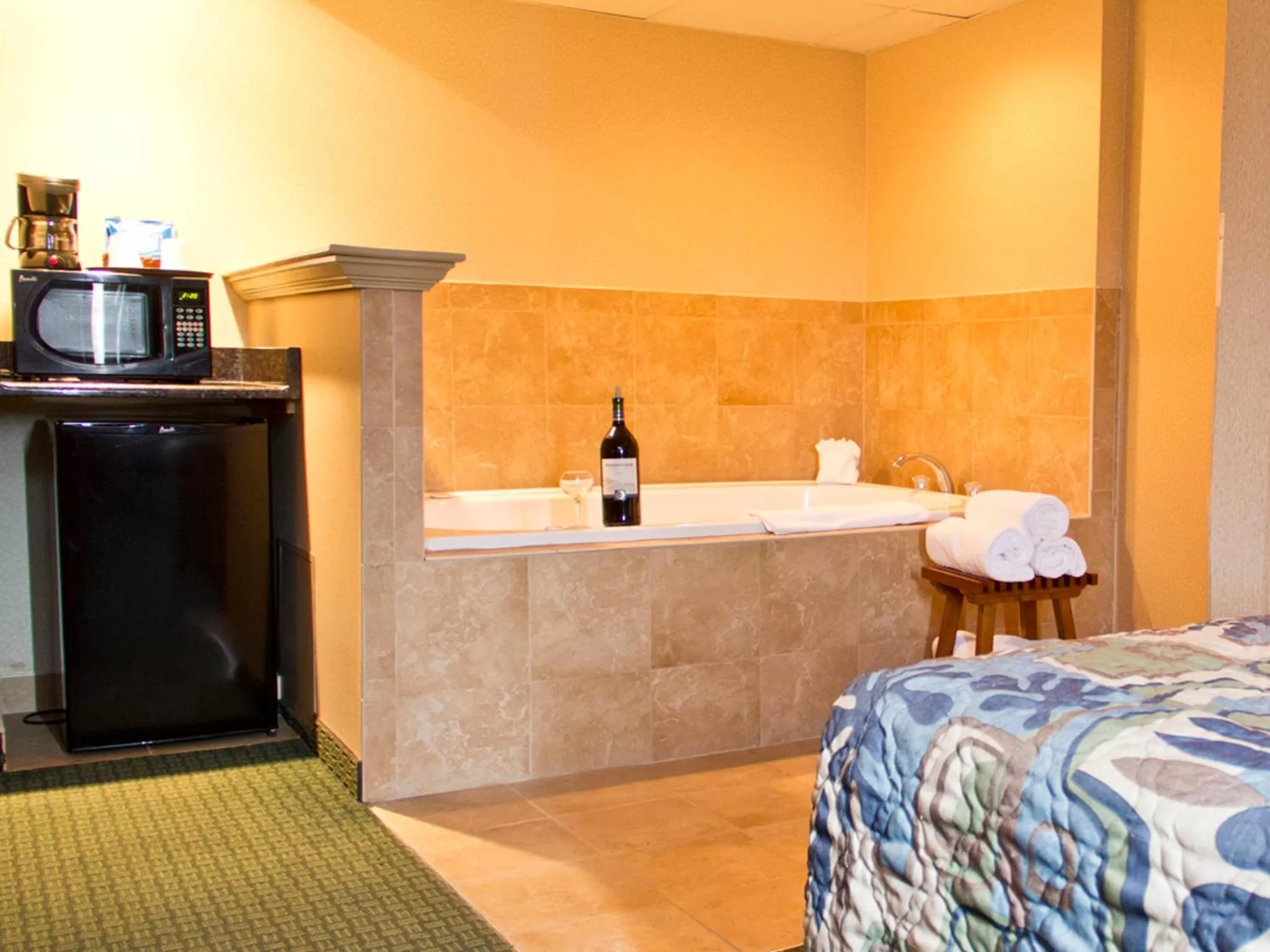 Bathroom, Bed in Quality Inn East Stroudsburg - Poconos