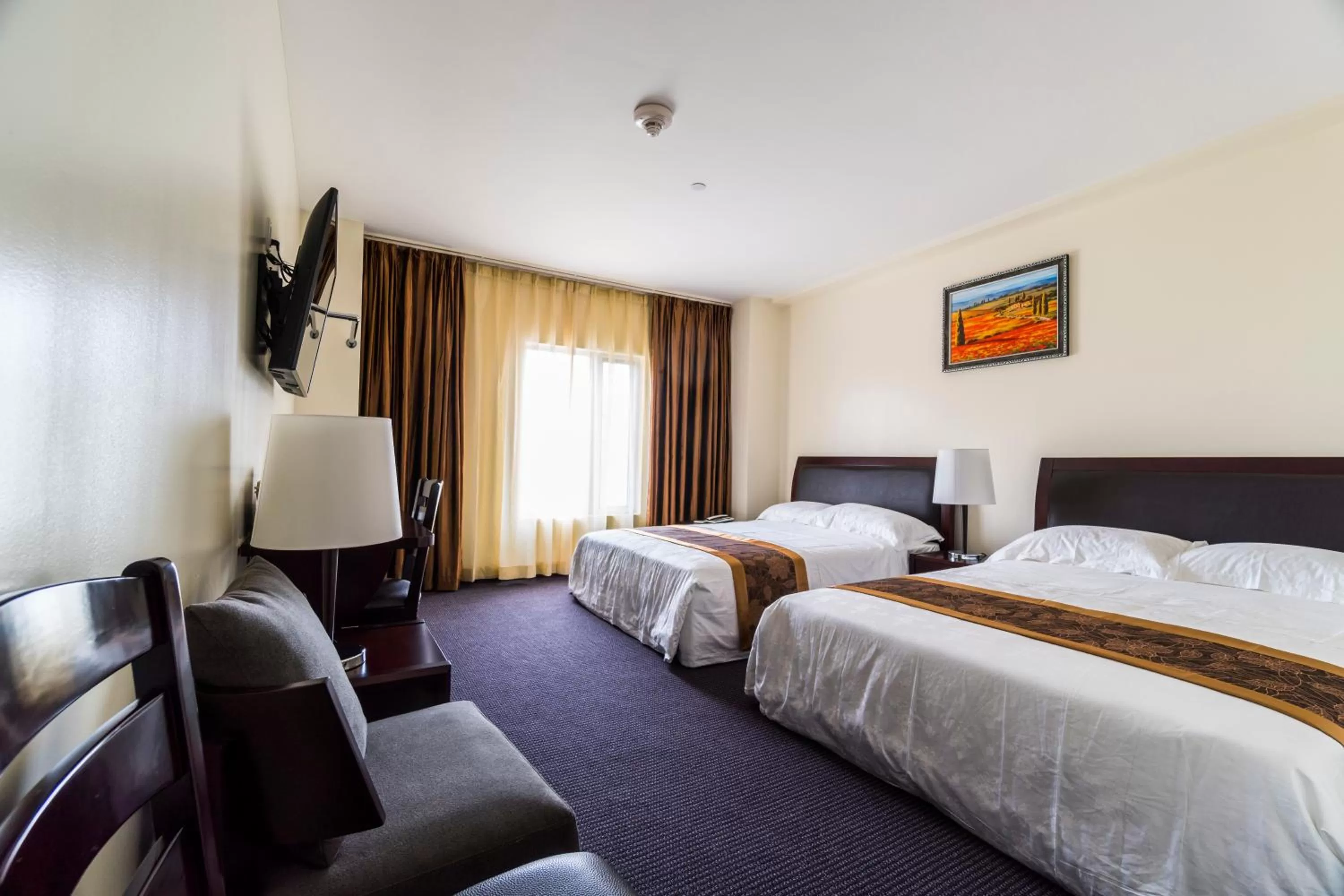 Photo of the whole room, Bed in John Hotel