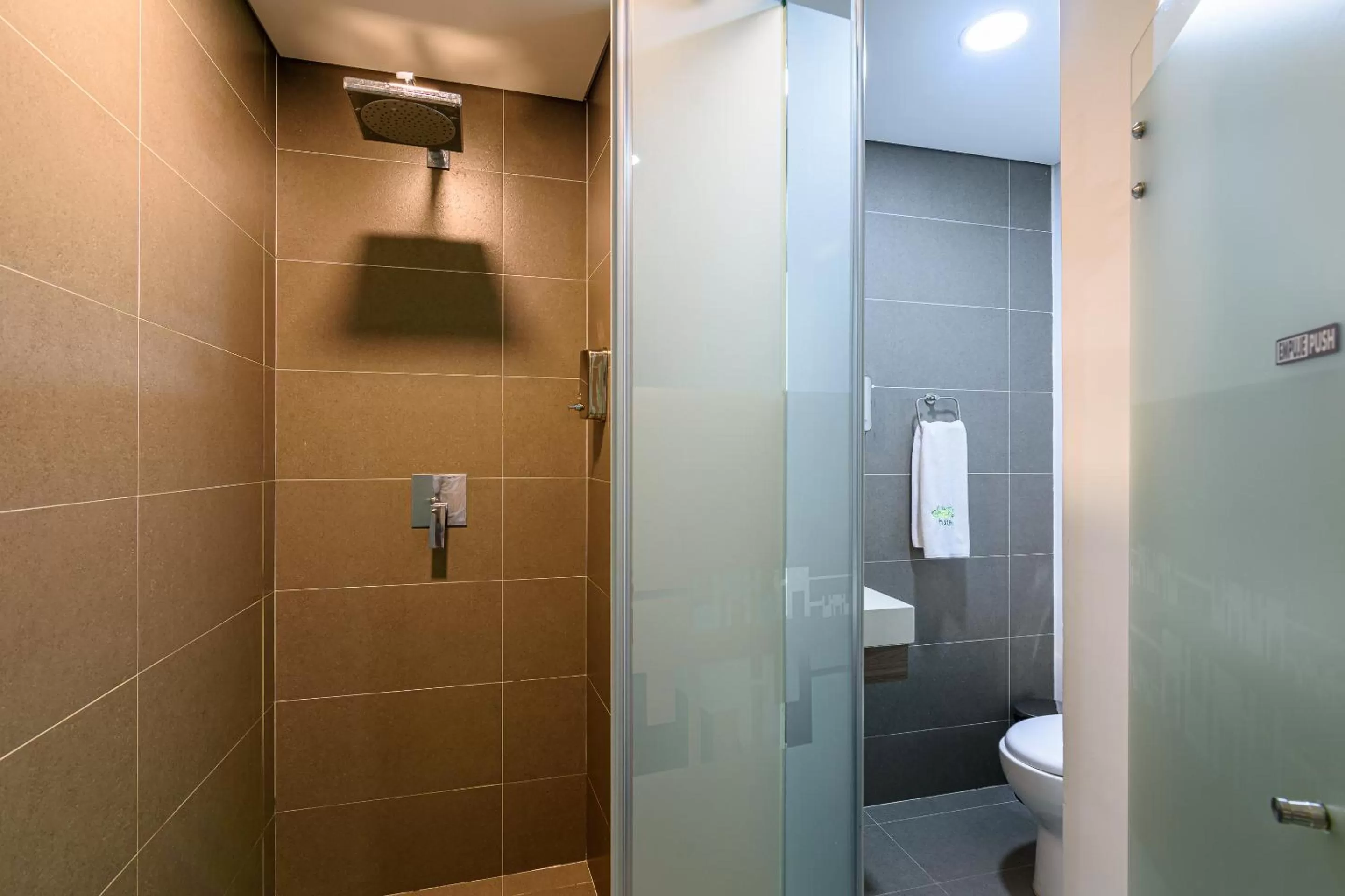 Bathroom in Lleras Green Hotel