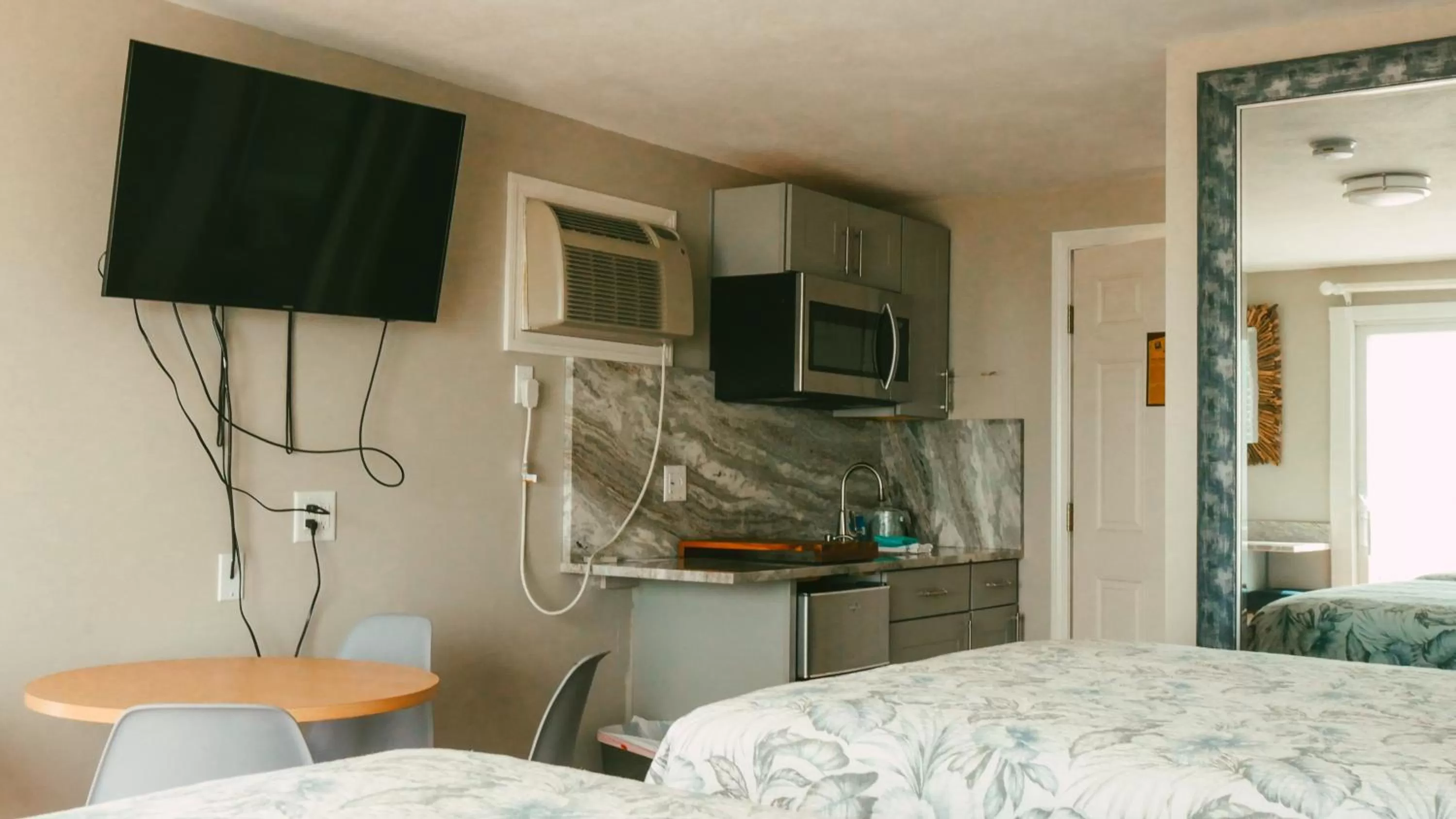 Kitchen/Kitchenette in The Atlantic Motel
