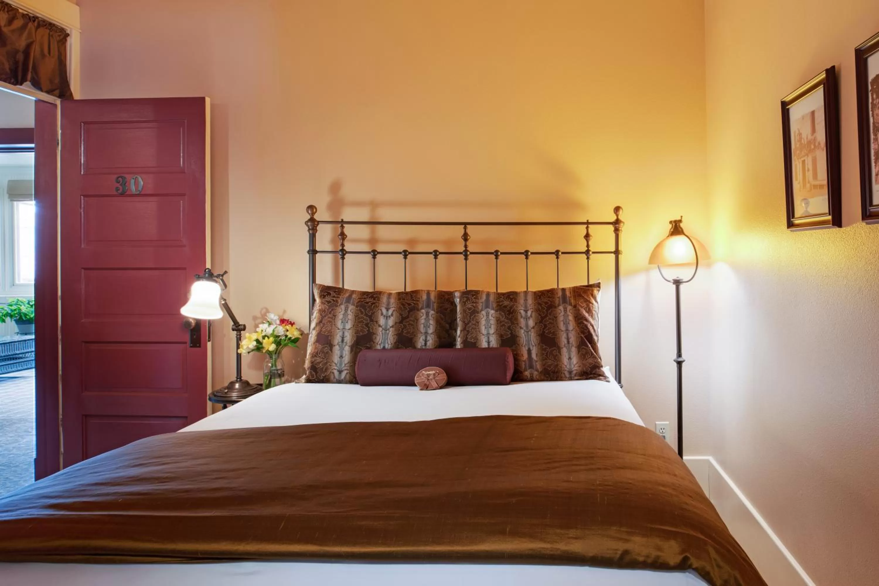 Bed in Chamberlin Inn