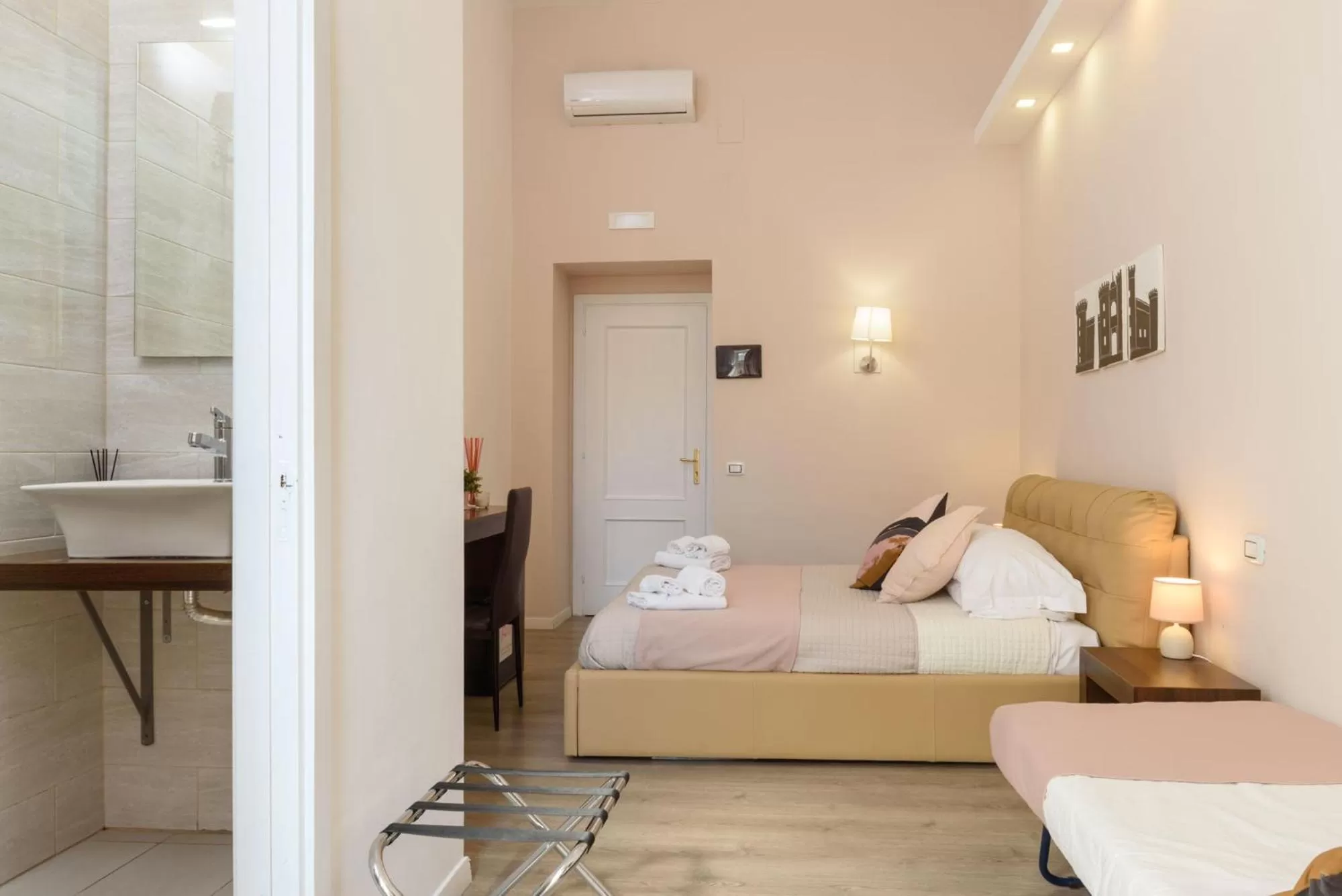 Bed in Domus Angioina