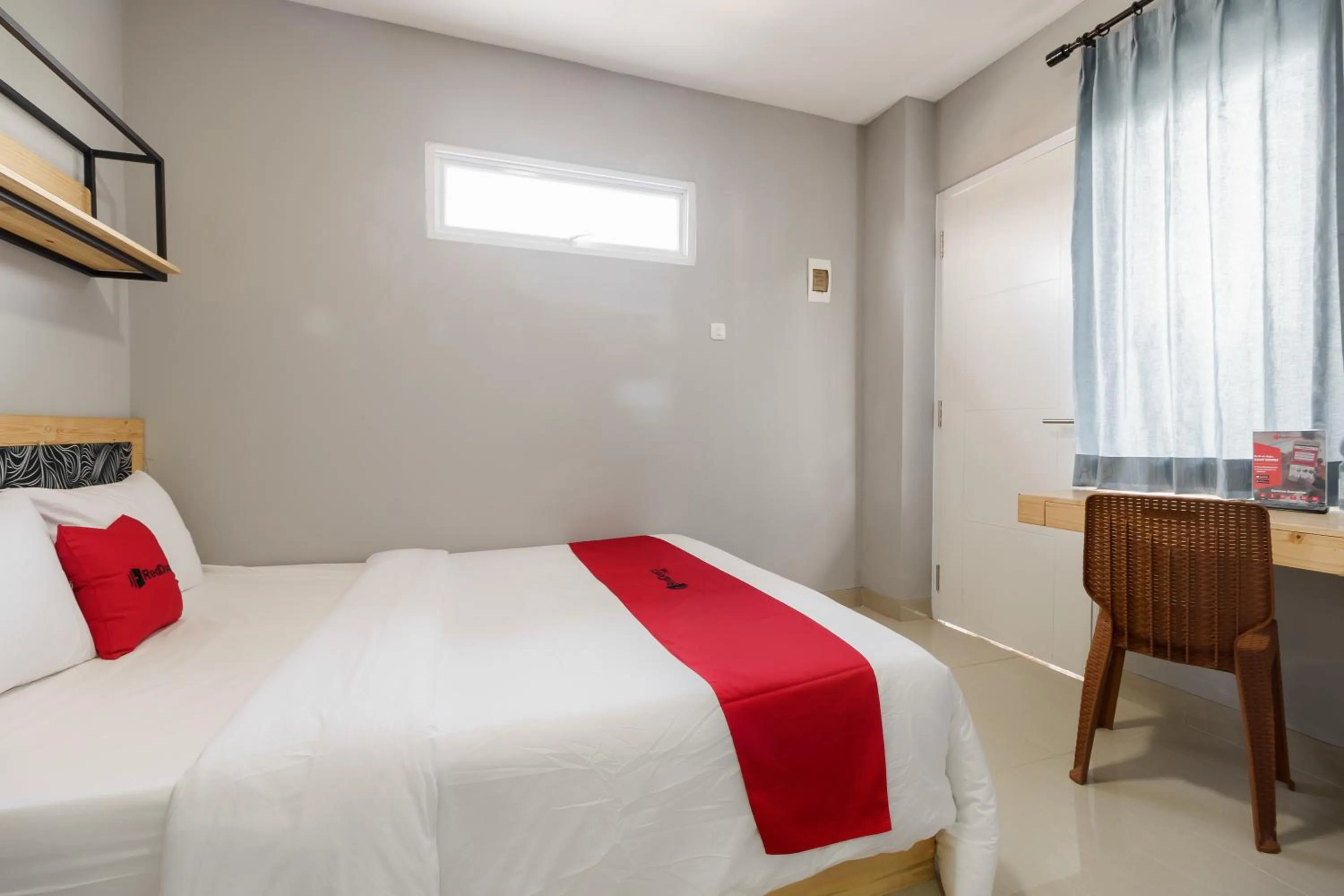 Bedroom in RedDoorz near Plaza Atrium Senen