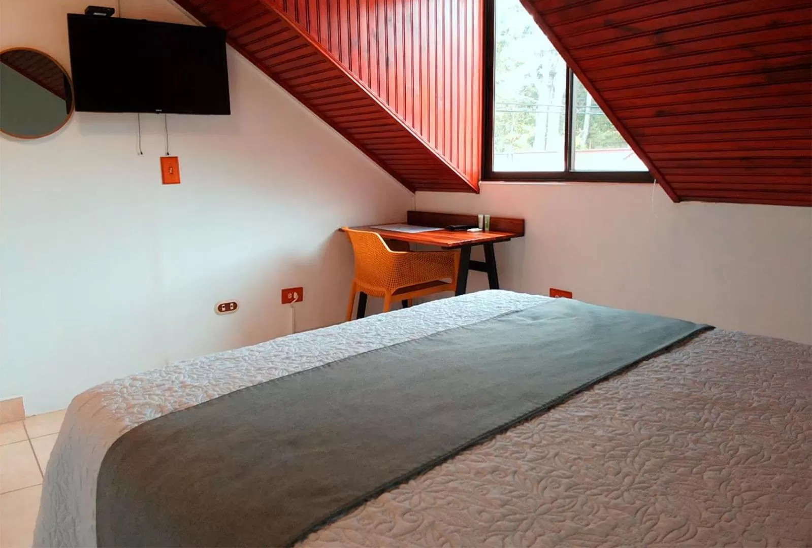 TV and multimedia, Bed in Trebol Amarillo Bed & Breakfast