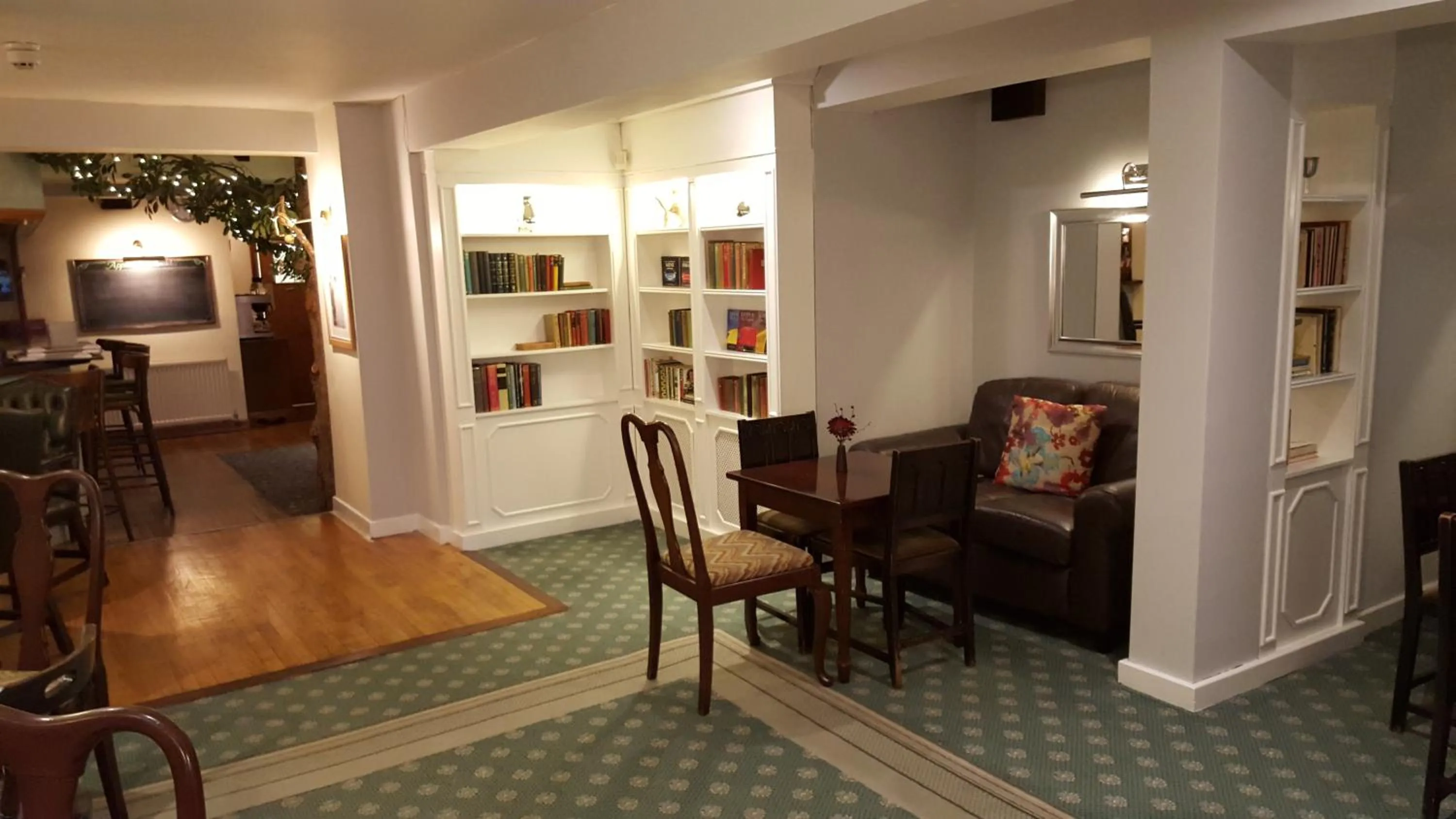 Library in Apple Tree Hotel