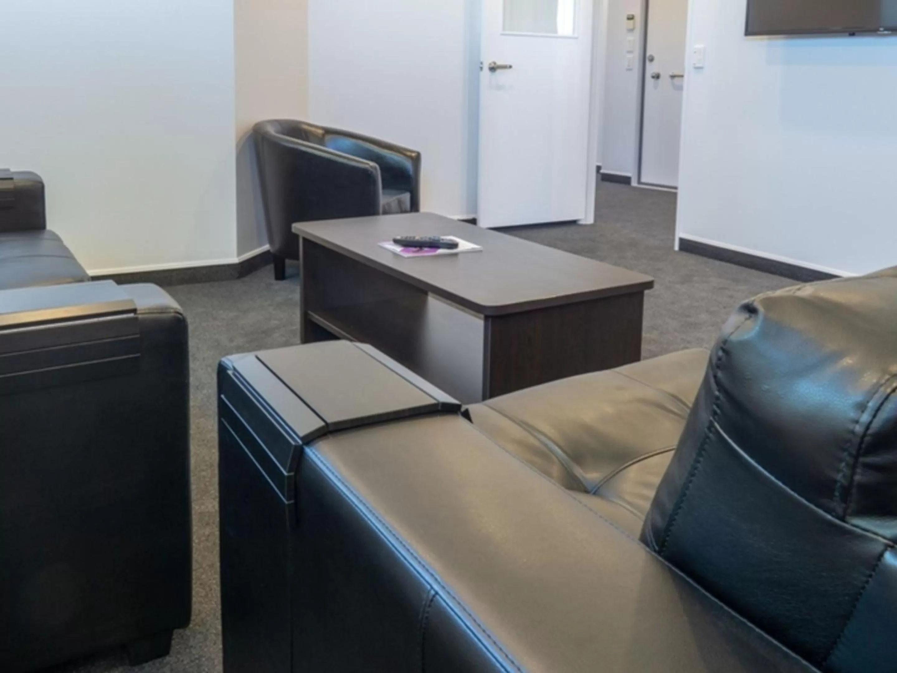 Living room in Durham Court Motor Inn