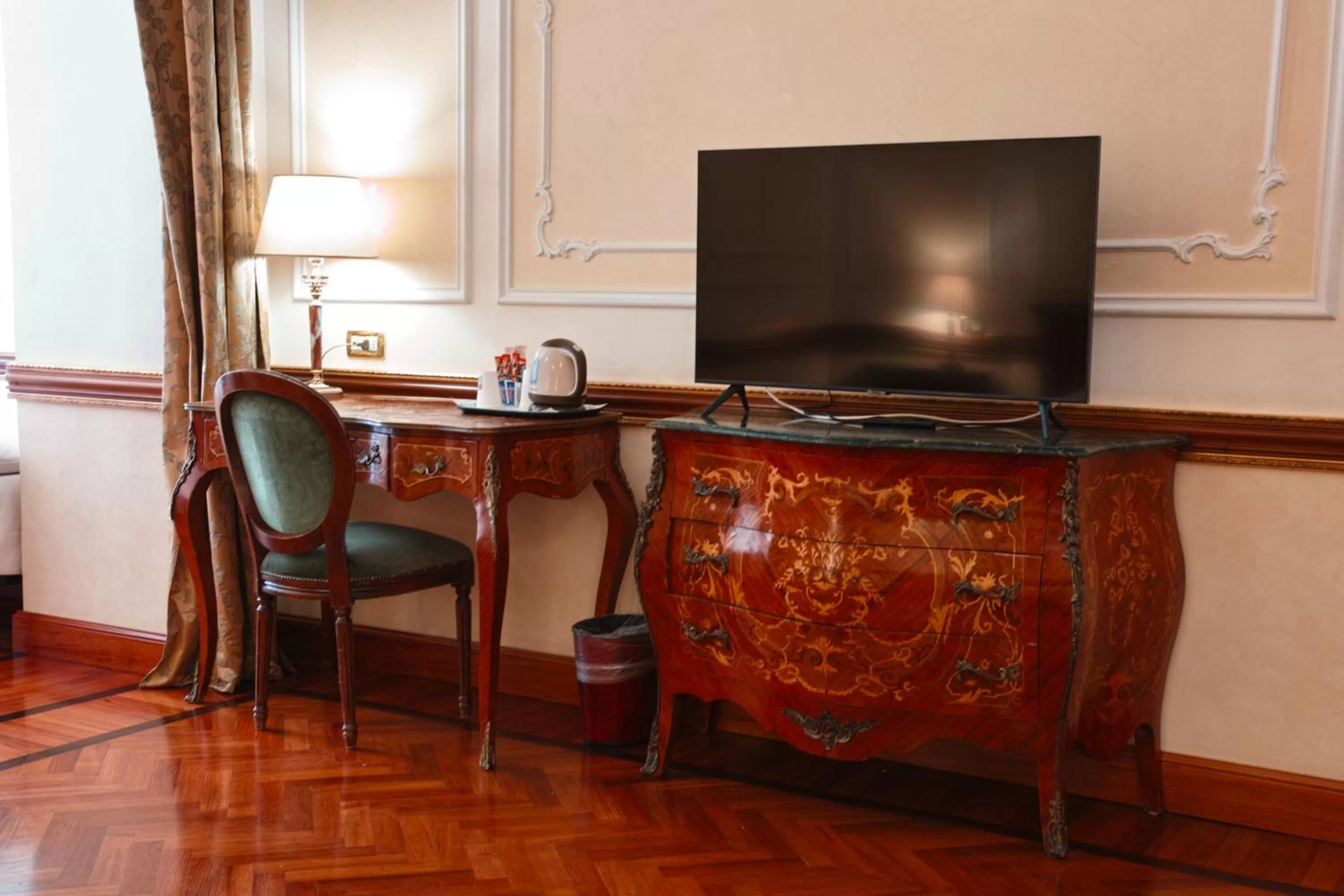 Communal lounge/ TV room in Hotel Hiberia