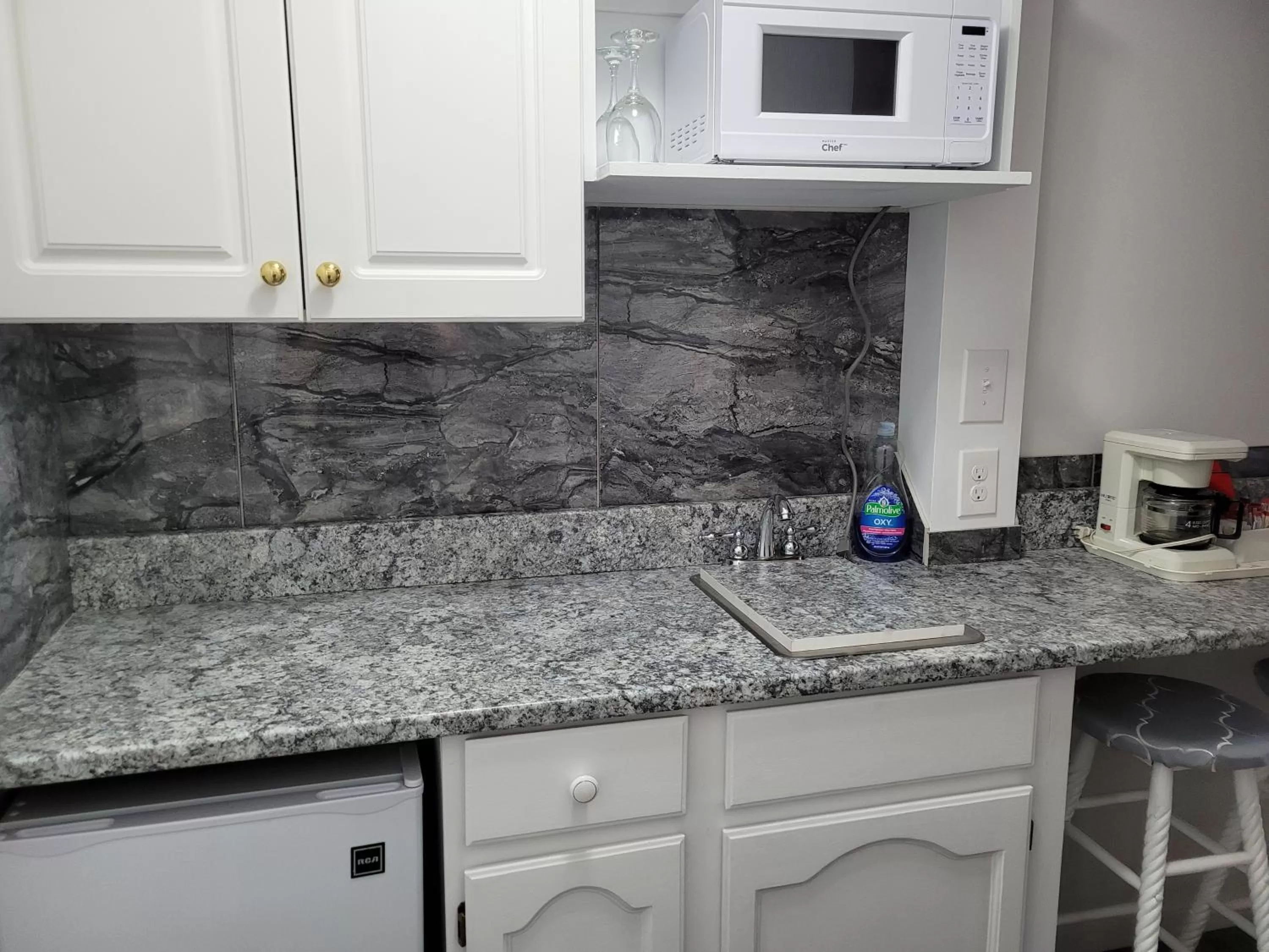 Kitchen or kitchenette in Pines Motel