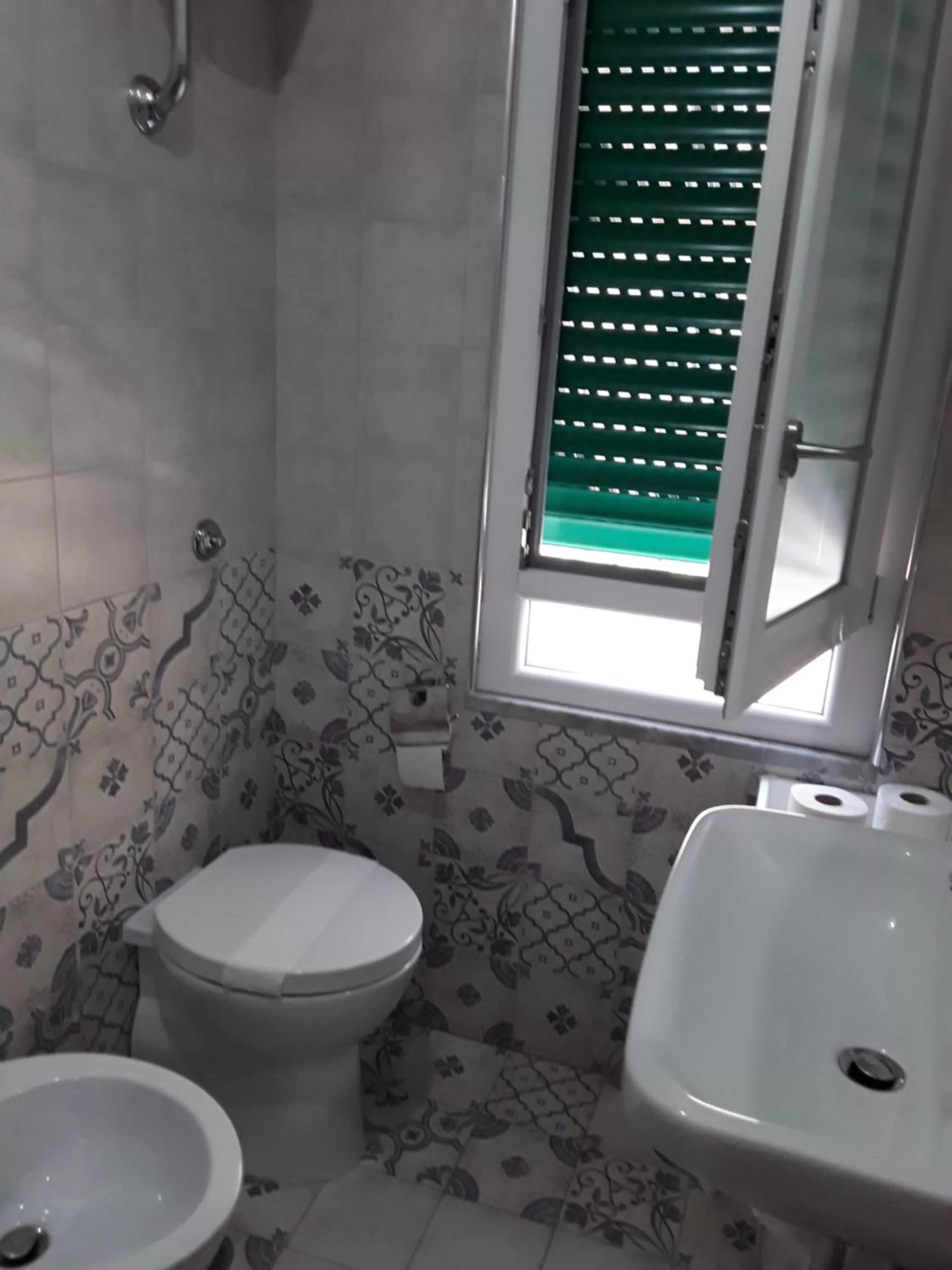 Shower in B&B Le due costiere