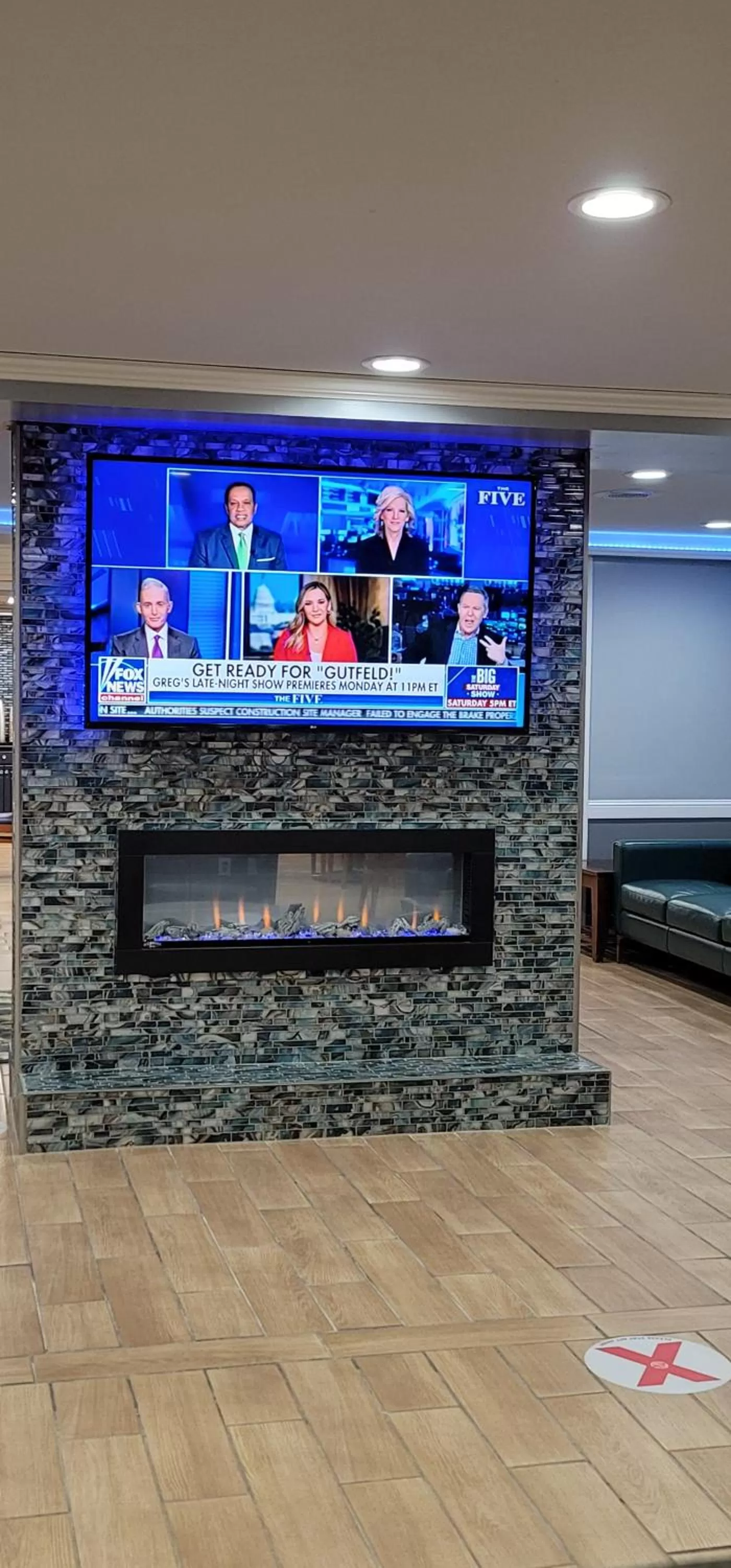 Communal lounge/ TV room in Quality Inn & Suites CVG Airport