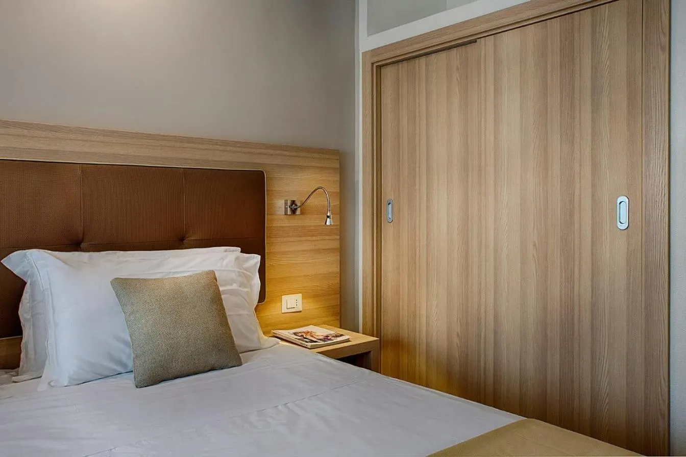 Bedroom, Bed in American Hotel