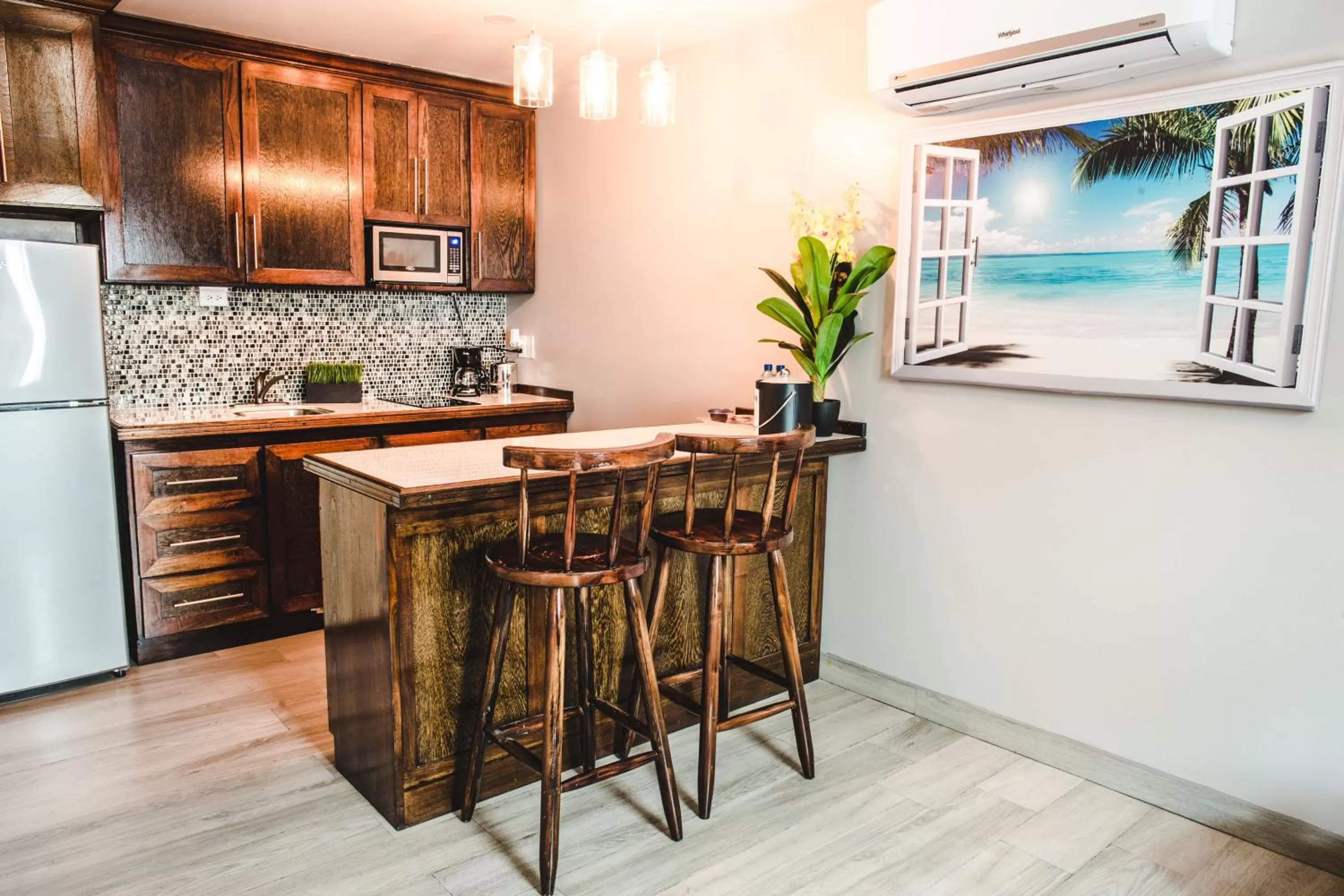 Kitchen or kitchenette in Barefoot Caye Caulker Hotel
