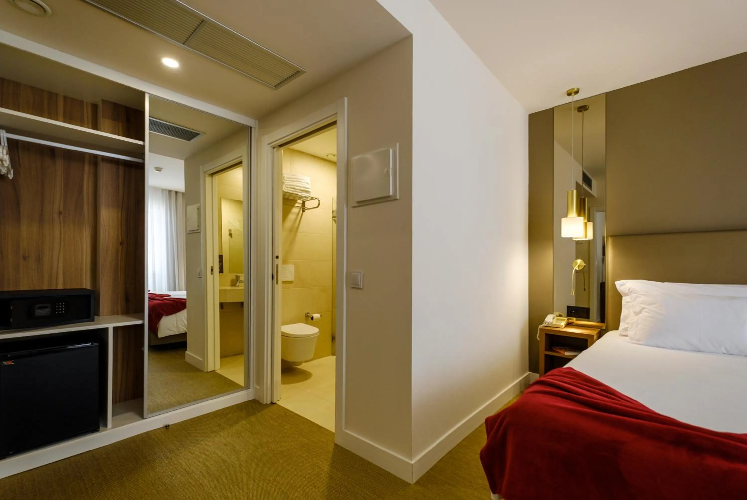 Toilet, Bed in Hotel Regina