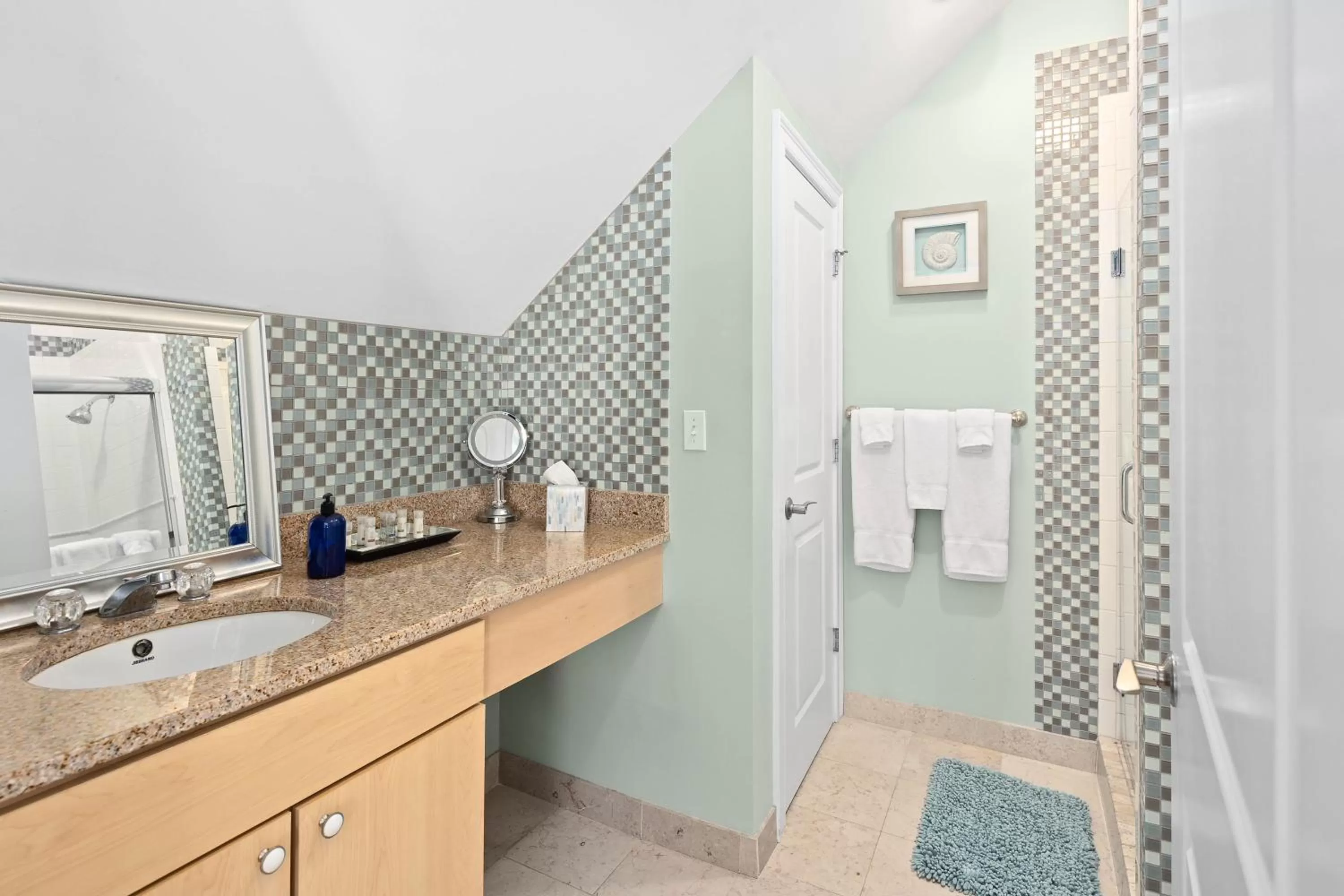 The Beacon Waterfront Inn