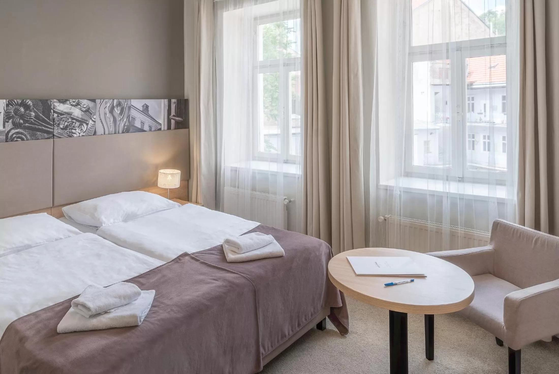 Bedroom, Bed in Three Crowns Hotel