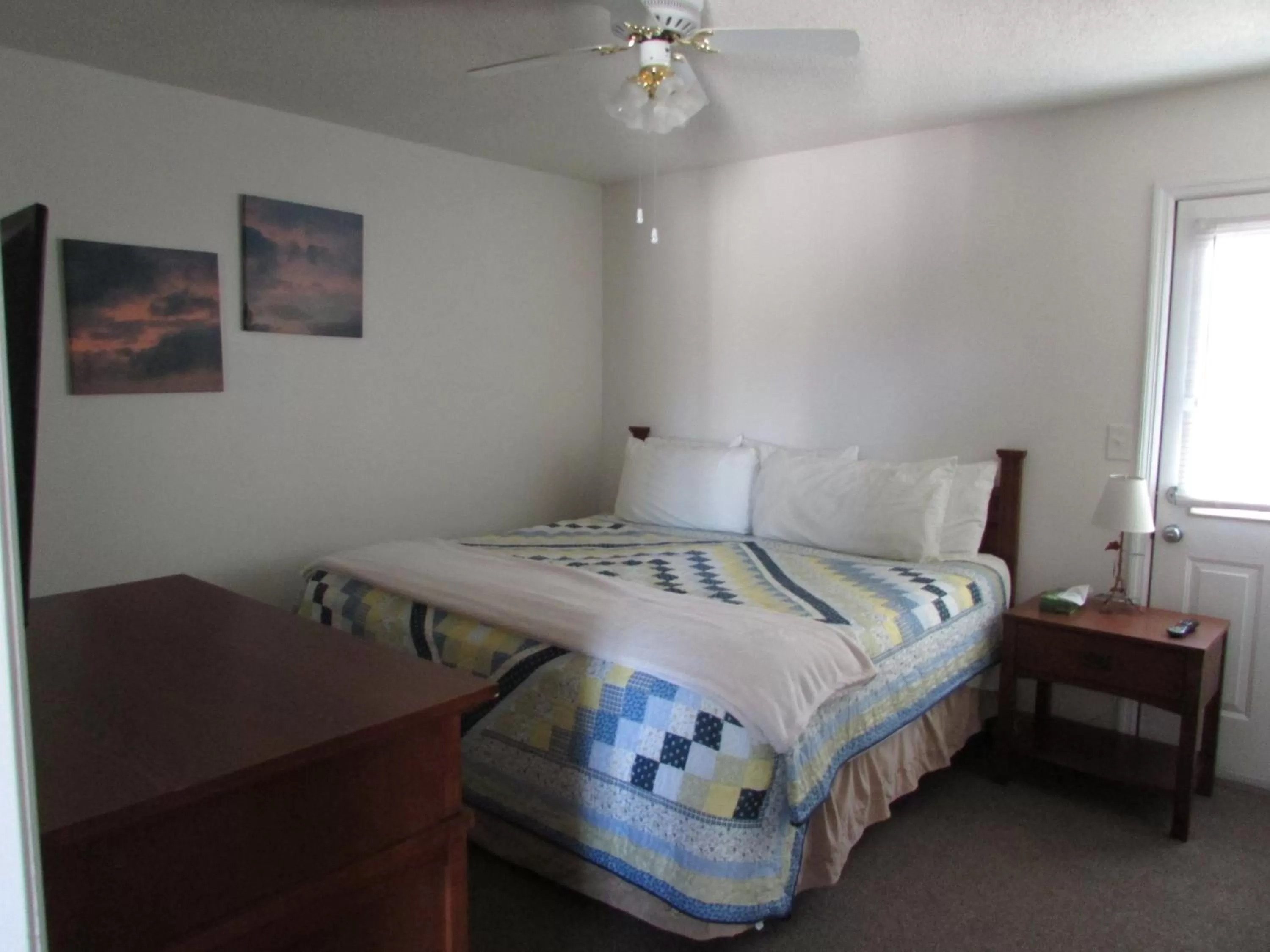 Bed in Douglas Inn & Suites, Blue Ridge, GA