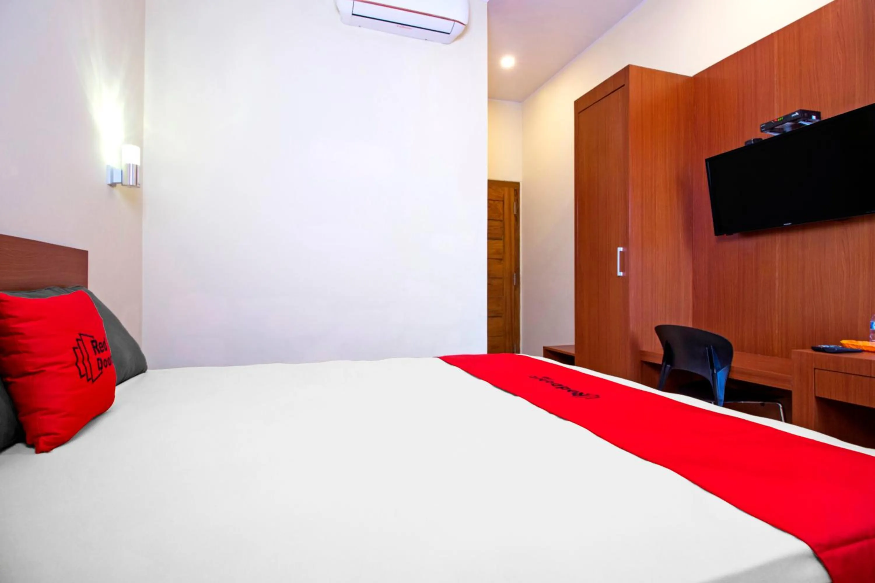 Bedroom, Bed in RedDoorz near Trans Studio Mall 2