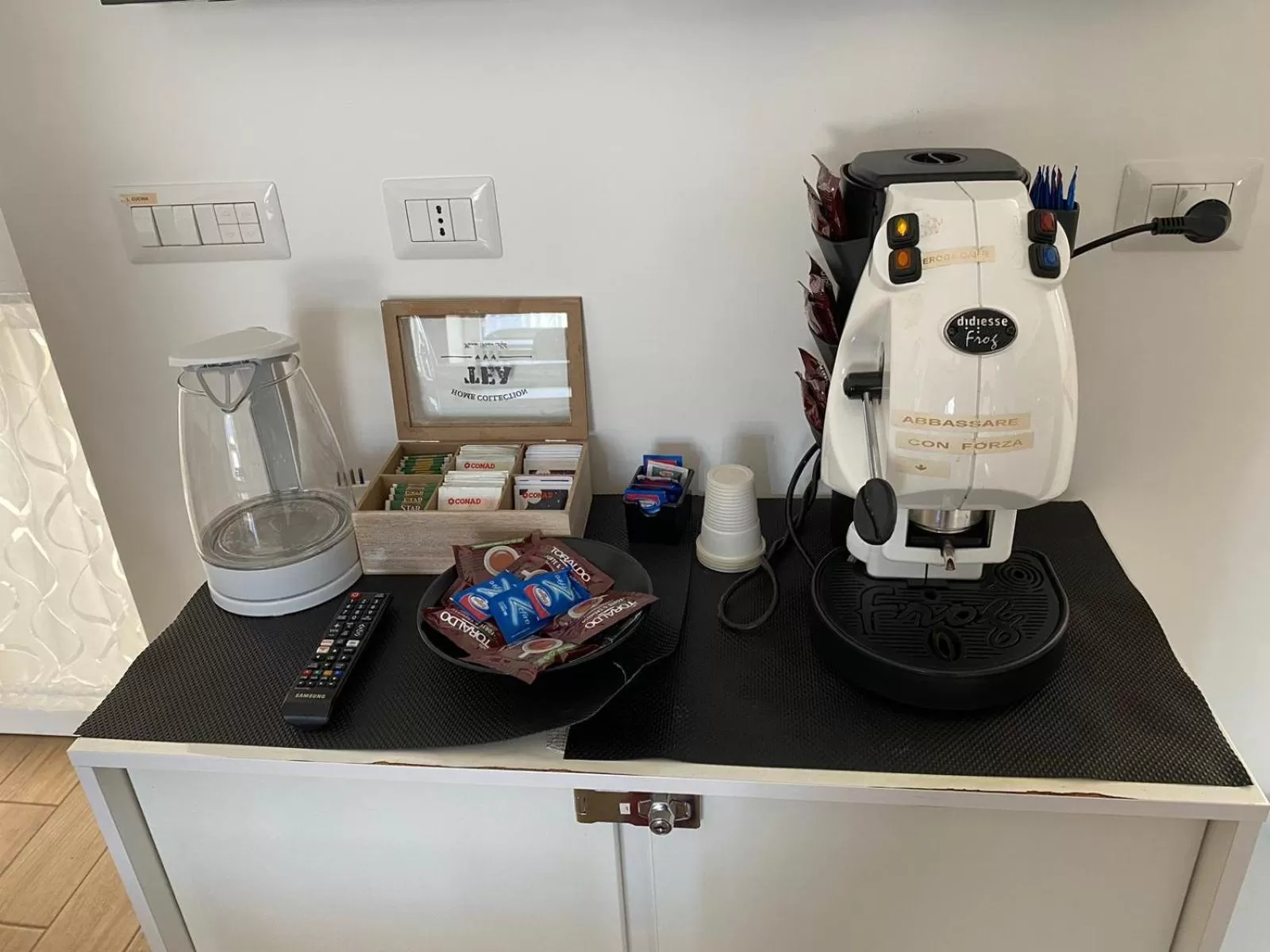 Communal lounge/ TV room, Kitchen/Kitchenette in Villa Manto Bed and Breakfast - Torre Annunziata Pompei