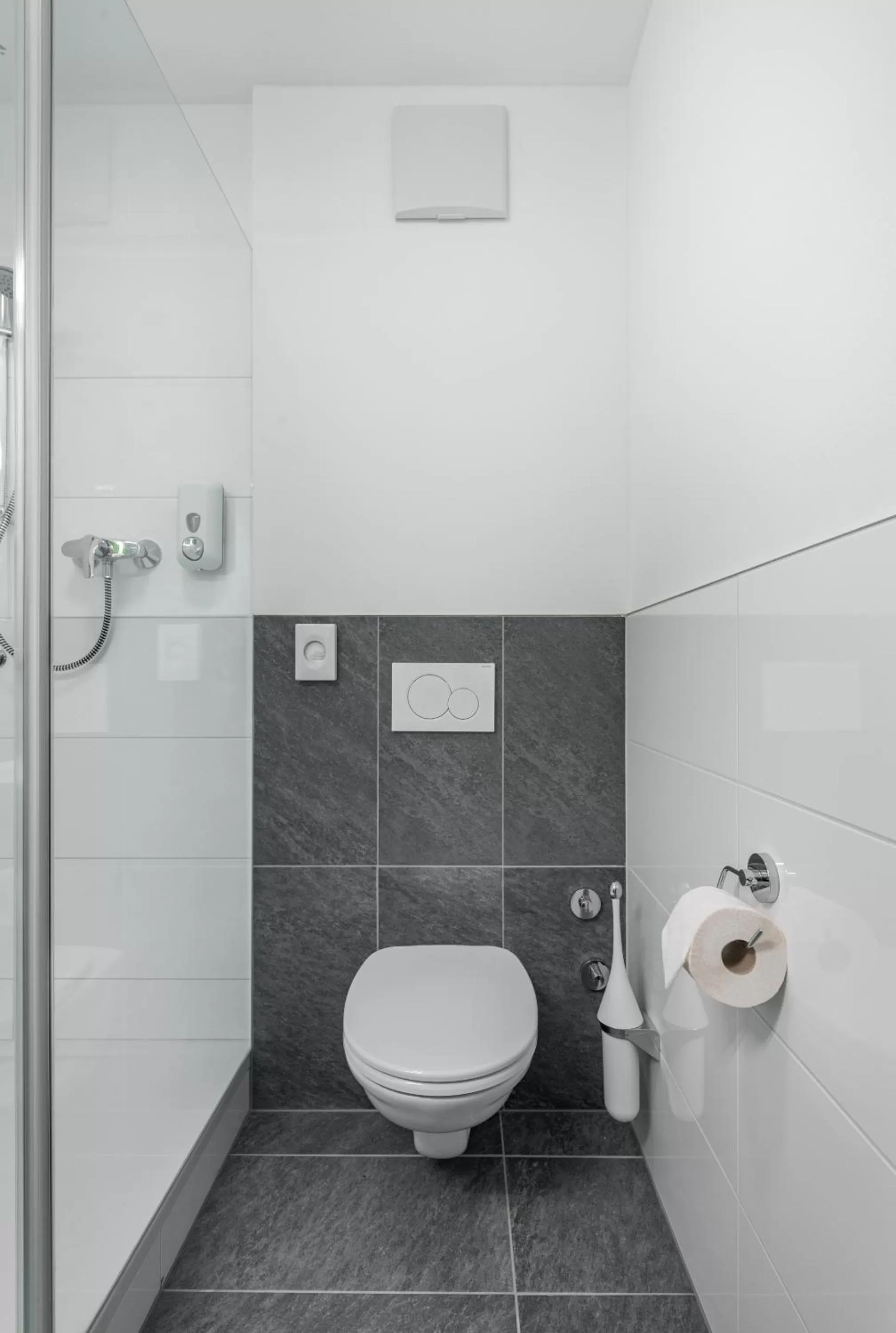 Toilet in Hotel "City Rooms Wels"