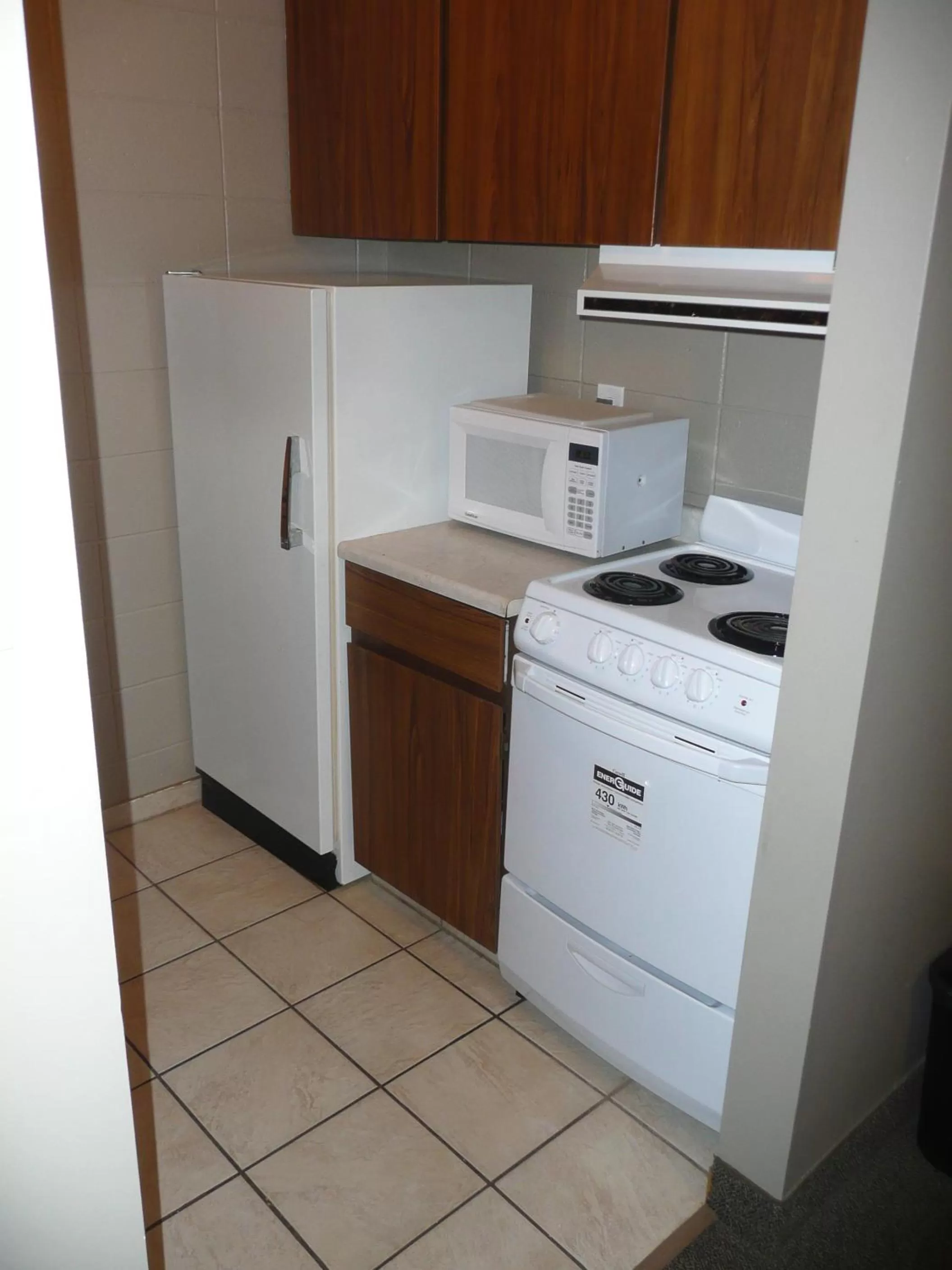 Kitchen or kitchenette, Kitchen/Kitchenette in Sandstone Motel