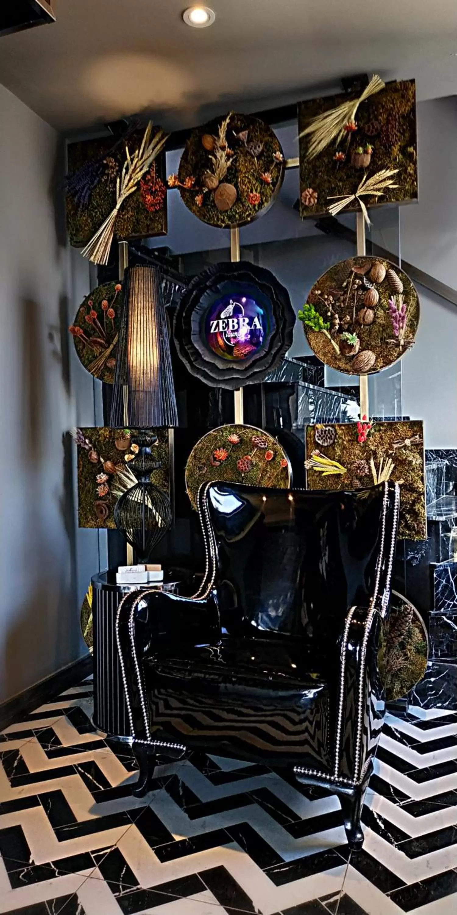 Restaurant/places to eat in Tonight Hotel Port