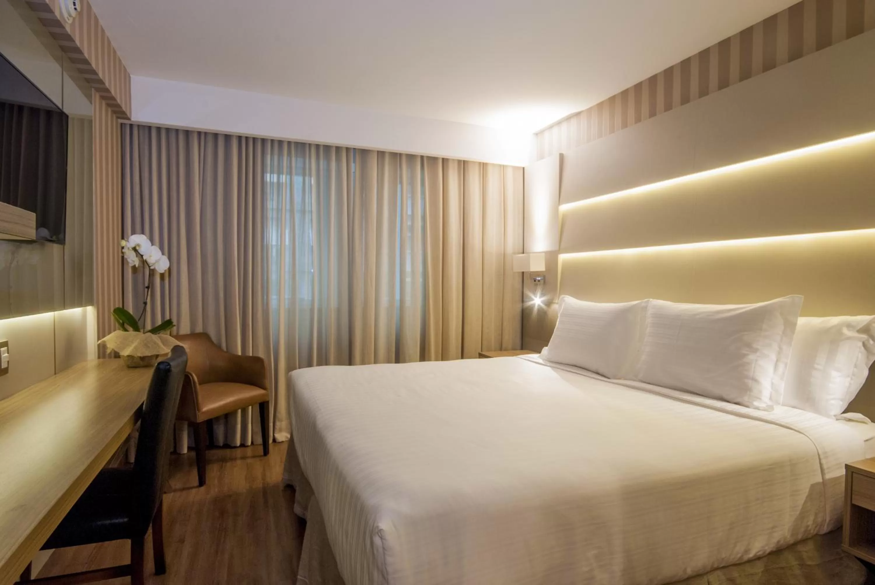 Bed in Américas Copacabana Hotel