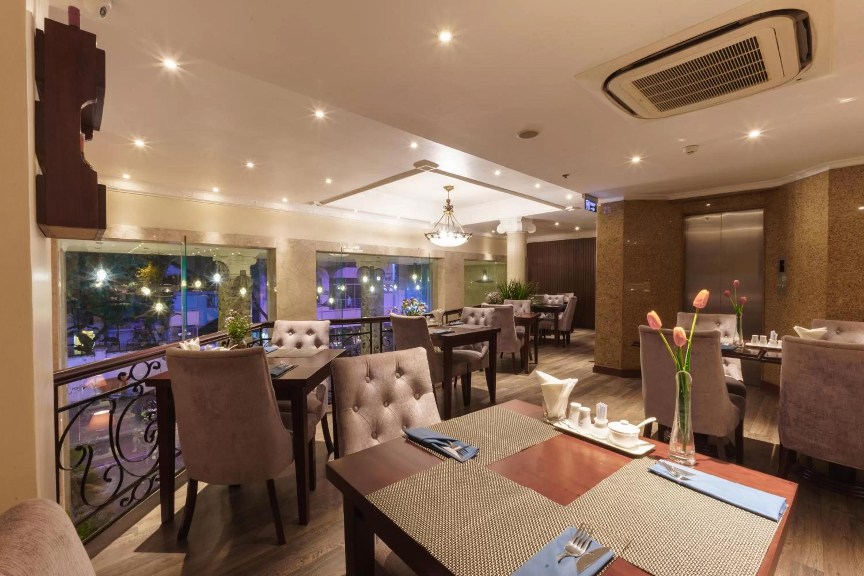 Restaurant/places to eat in Roseland Corp Hotel