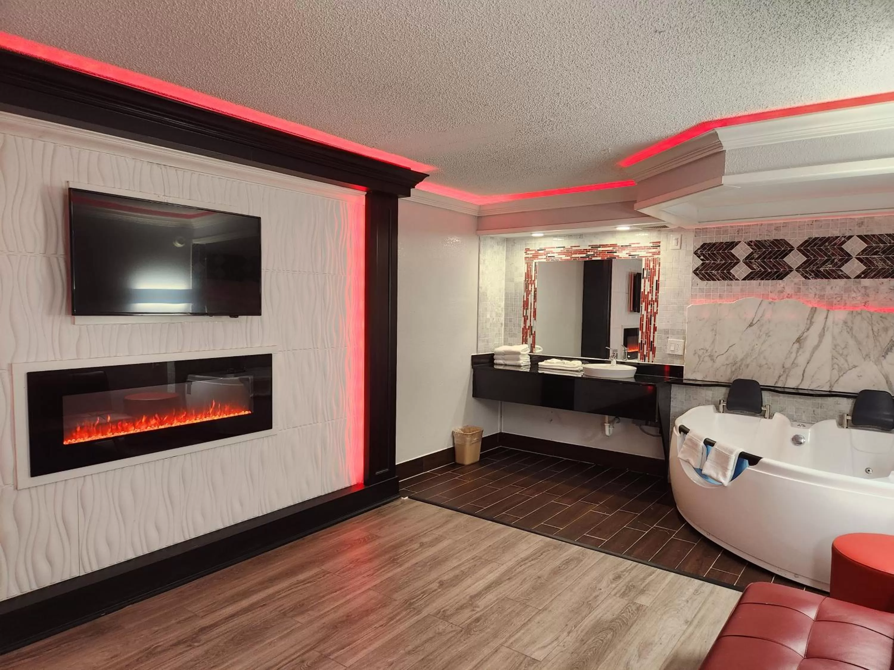 Hot Tub in Motel 6 North Little Rock, AR-JFK Blvd