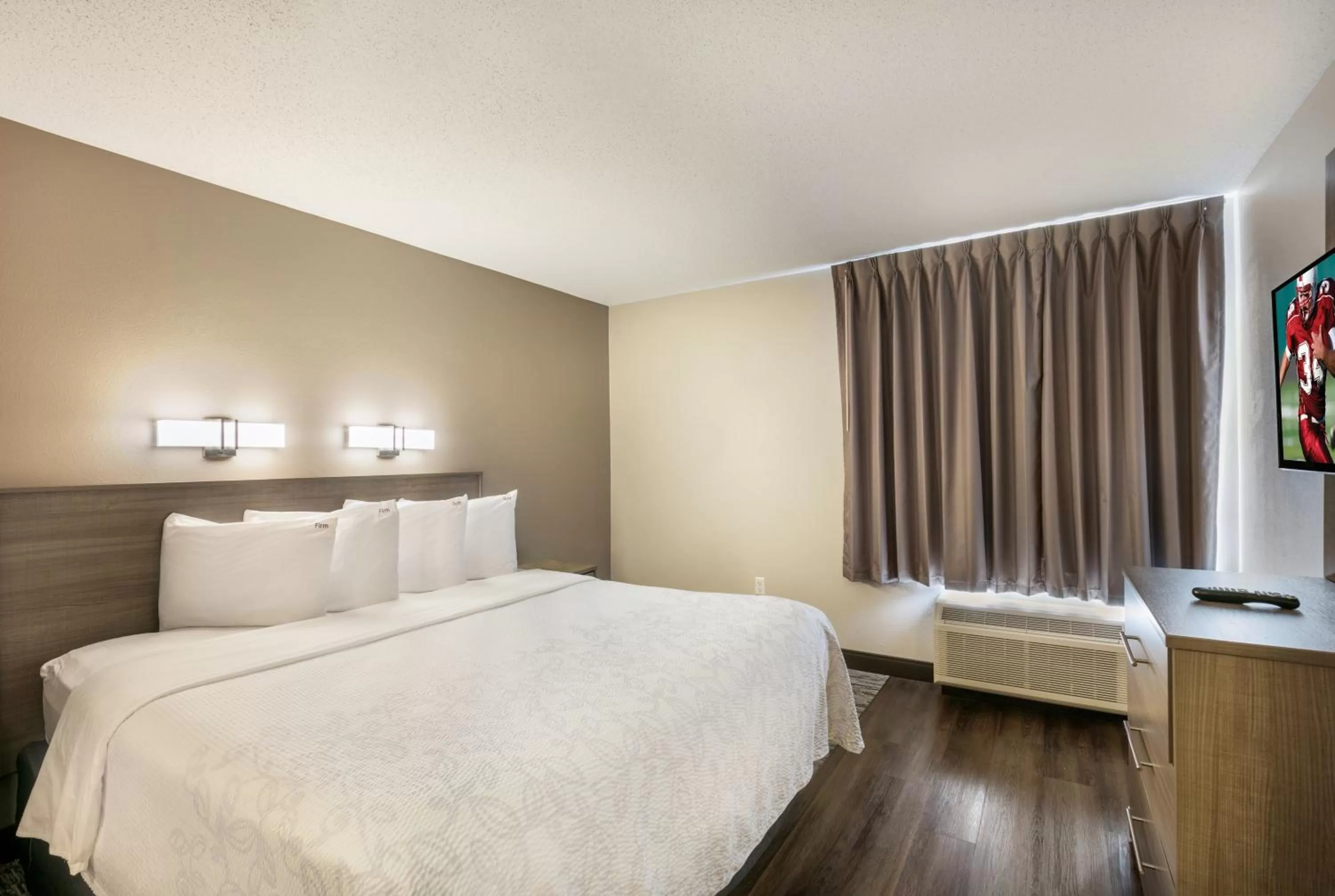 Bedroom, Bed in Red Roof Inn PLUS+ Boston - Logan