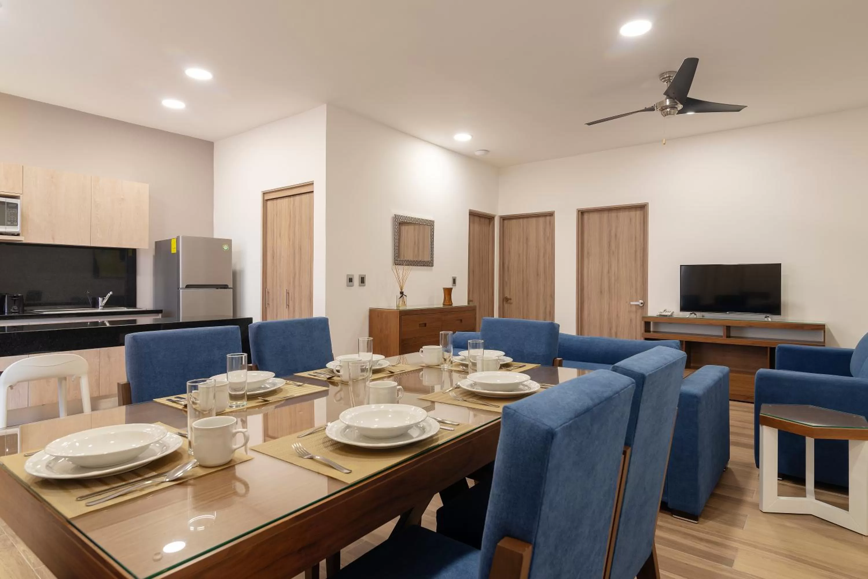 Communal lounge/ TV room in Heaven Hotel