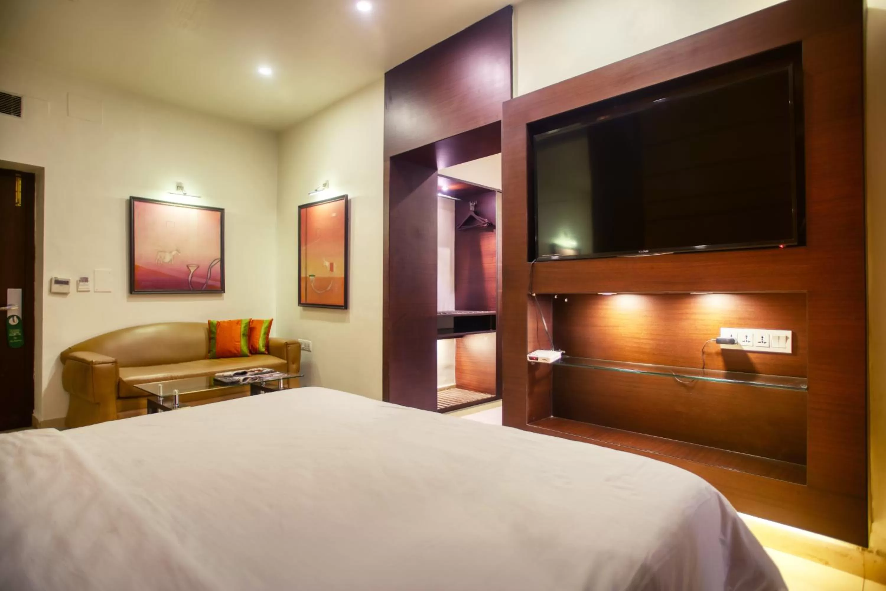 Photo of the whole room, Bed in The Samilton