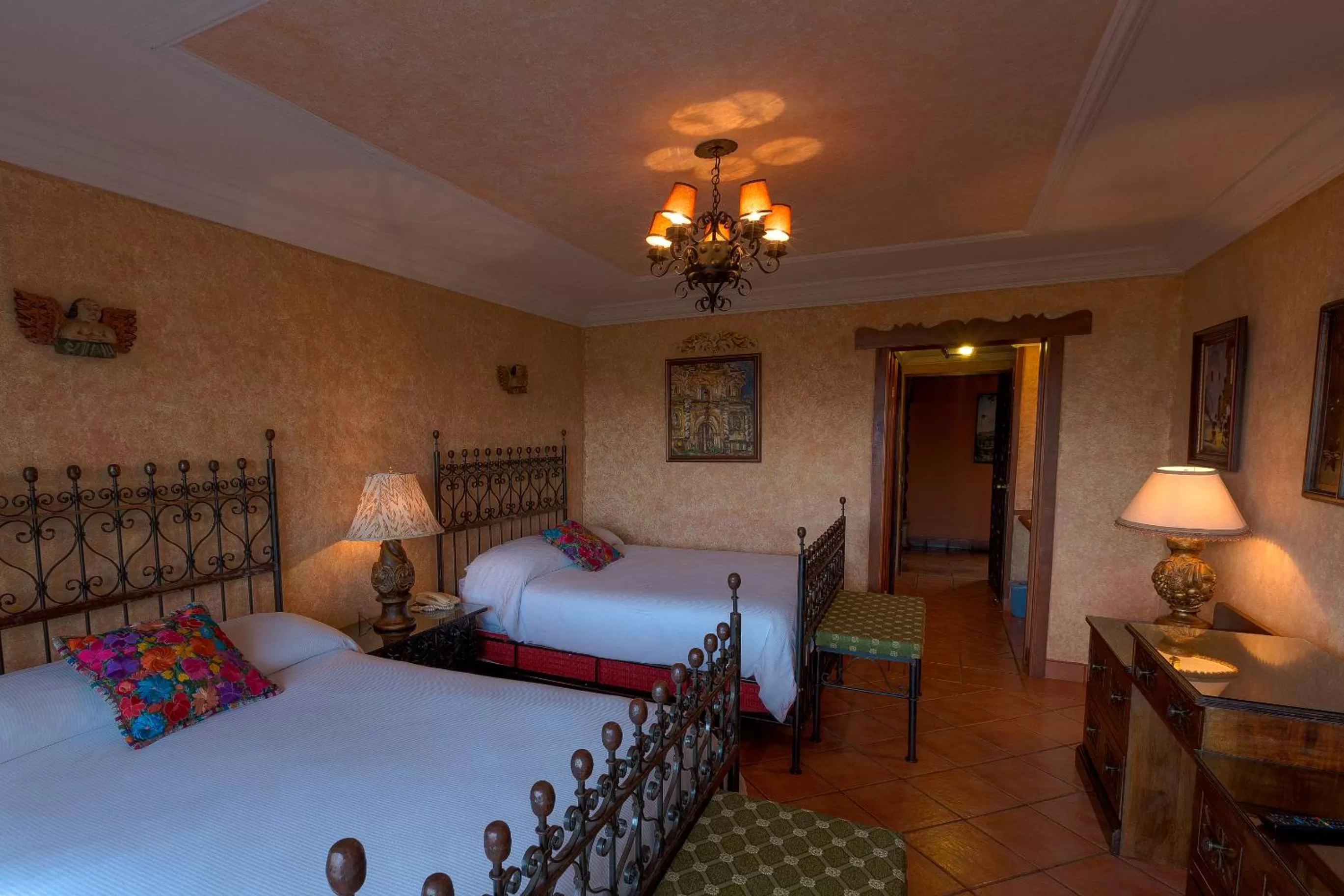 Photo of the whole room, Bed in Hotel Atitlan