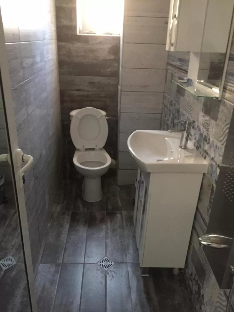 Bathroom in Family Hotel Malibu