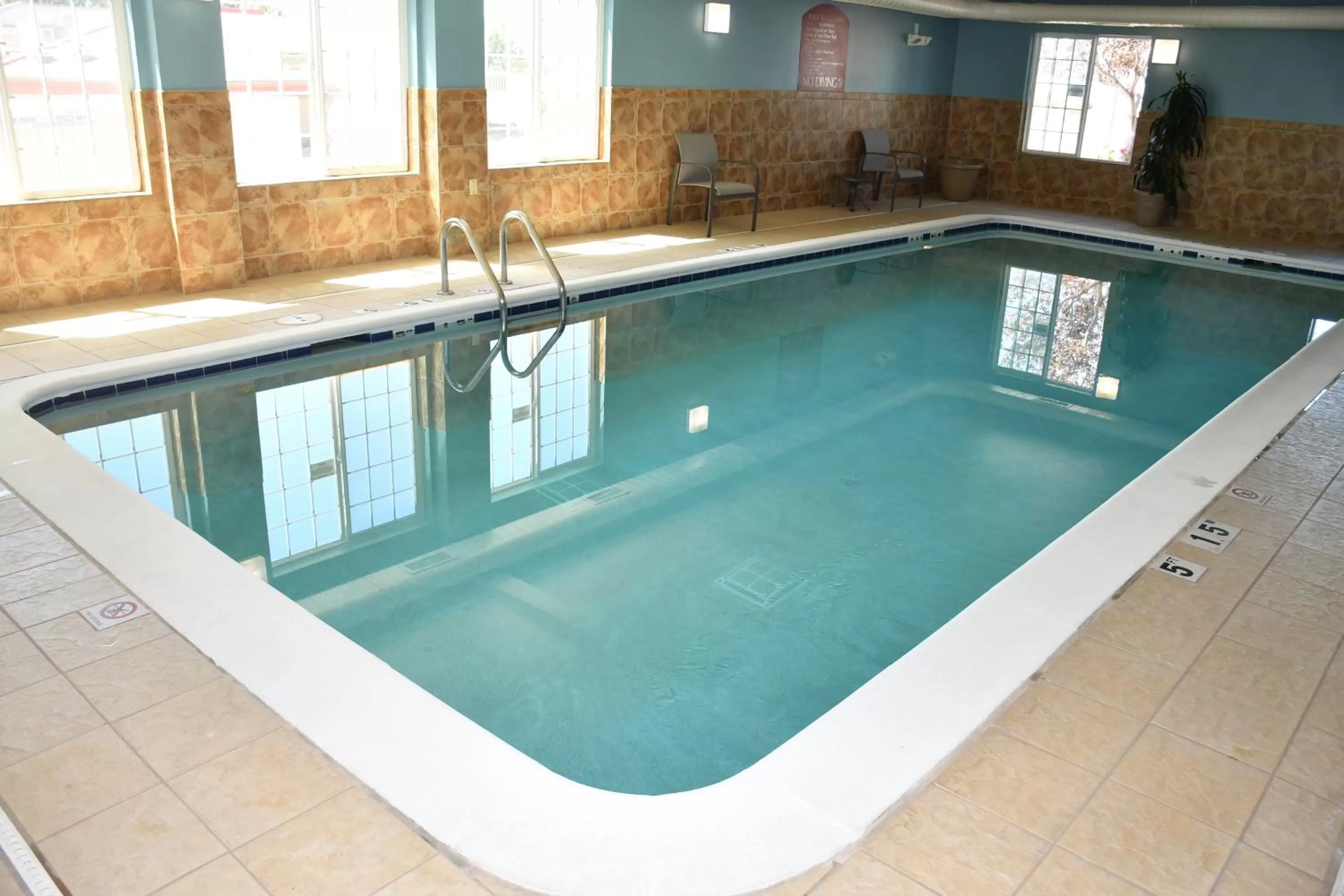 Swimming pool in Holiday Inn Express Hotel & Suites Evanston by IHG