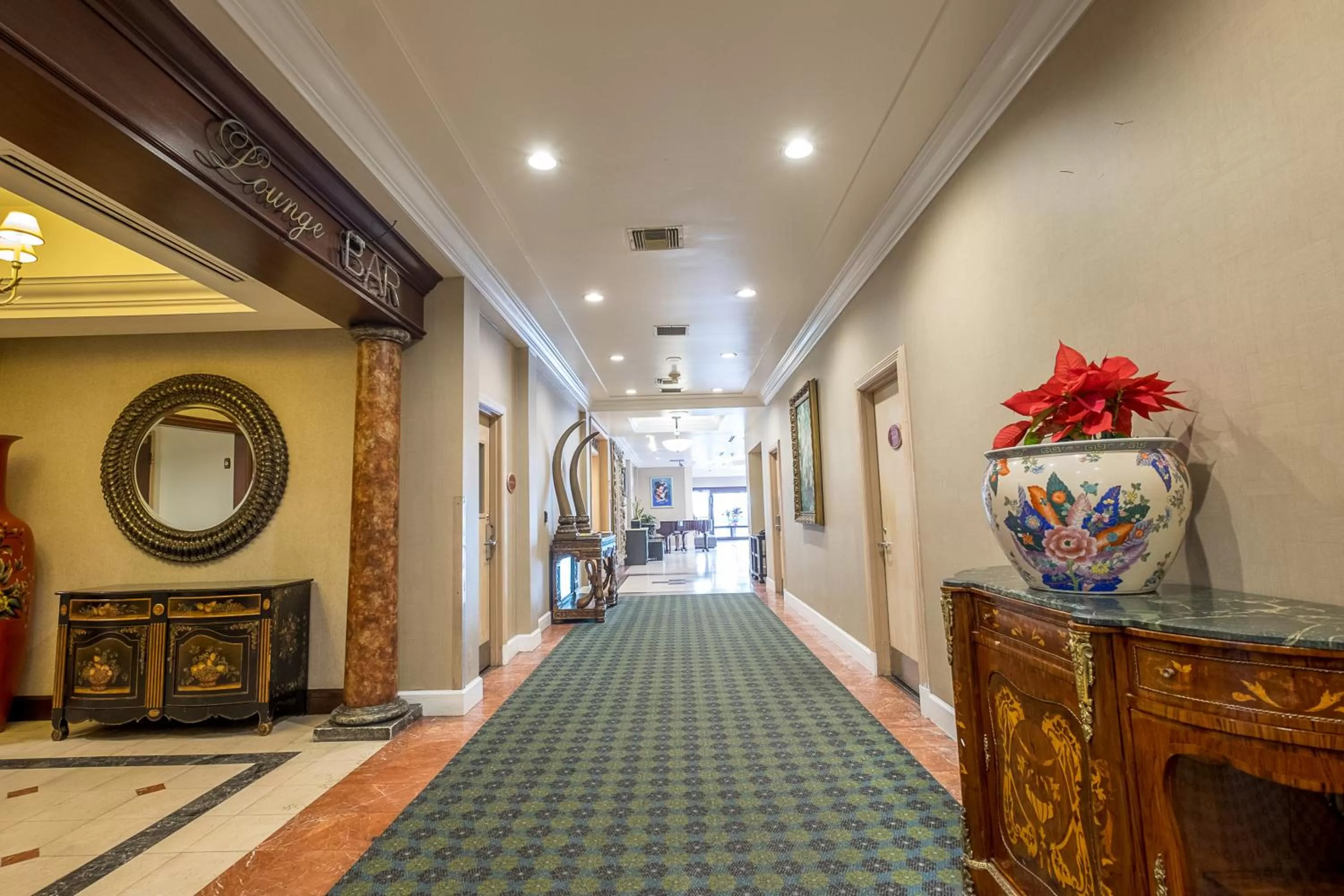 Lobby or reception in Howard Johnson by Wyndham Fullerton/Anaheim Conference Cntr